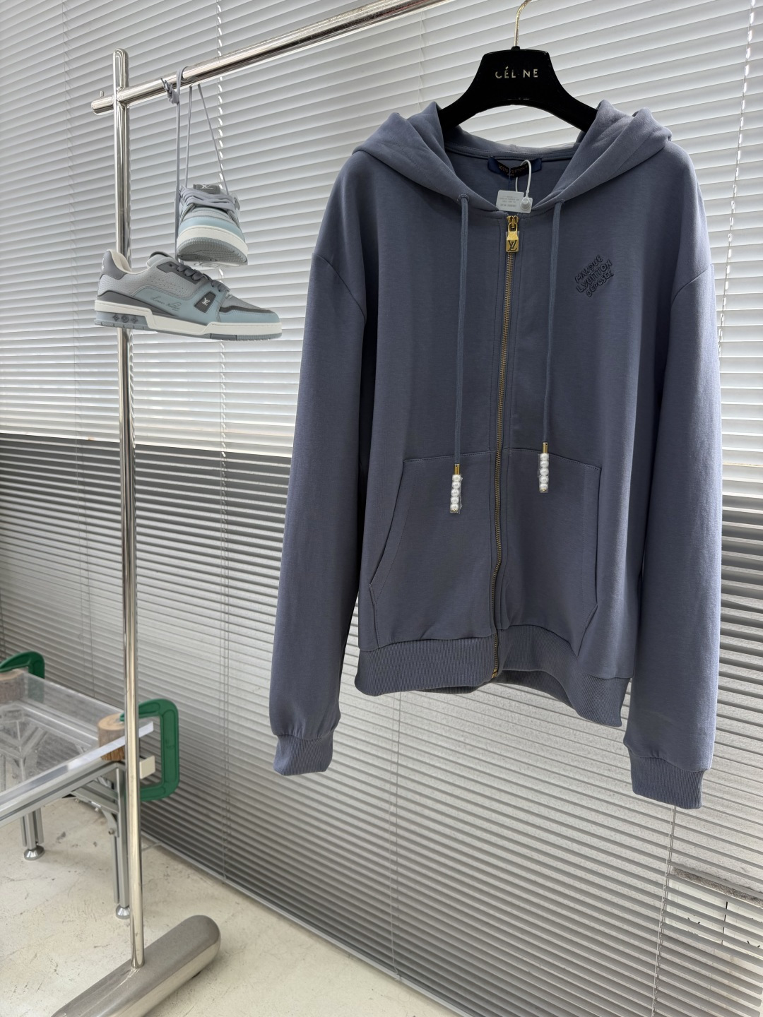 NO:955100,-Donkey brand embroidered zipper knitted hoodie, starry sky air layer 82 cotton + 18 nylon fabric 300g, matching ribs, imported embroidery, fabric wash, 11 customized accessories, accessories, size S M L  vuitton,hats,19860909-驴牌 刺绣拉链针织连帽衫 星空空气层82棉+18锦纶面料300克 配套罗纹 进口刺绣 面料酵洗 11订制辅料、配件 码数S M L XL 衣长65.5 6768.5 70 胸围 114118122 126 肩宽5455.2 56.4 57.6,,louis vuitton,hats,,Men's clothing