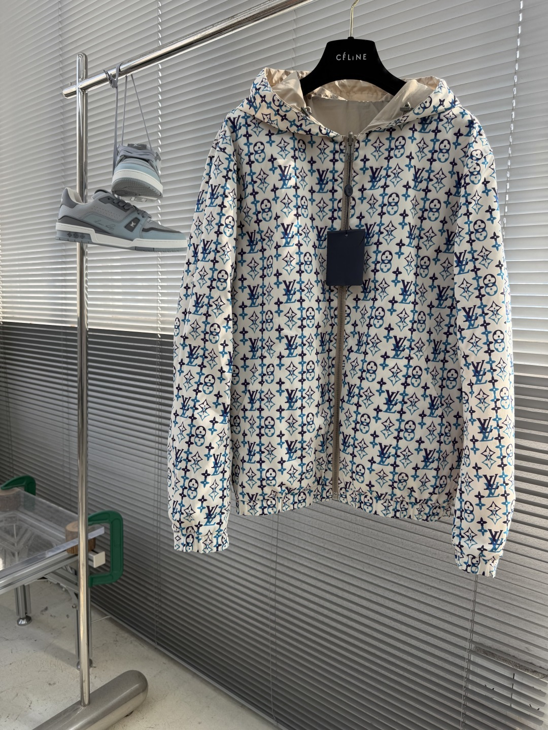 NO:953910,-Donkey Brand SS26 Spring and Summer Series Double-sided Windproof Hooded Jacket Size Number 48.50.52.54.56 Size Clothing Length Shoulder Width Chest 4864 47.8 112 506649116 5268 50.2 120 5470 51.4 124 5672 52.6 128,,louis  vuitton,jackets & coats,jackets & coats,hats,19860909-驴牌 SS26 春夏系列 双面防风连帽 夹克外套 码数48.50.52.54.56 尺码衣长肩宽胸围 4864 47.8 112  506649116 5268 50.2 120  5470 51.4 124 5672 52.6 128,,louis vuitton,jackets & coats,jackets & coats,hats,,Men's clothing