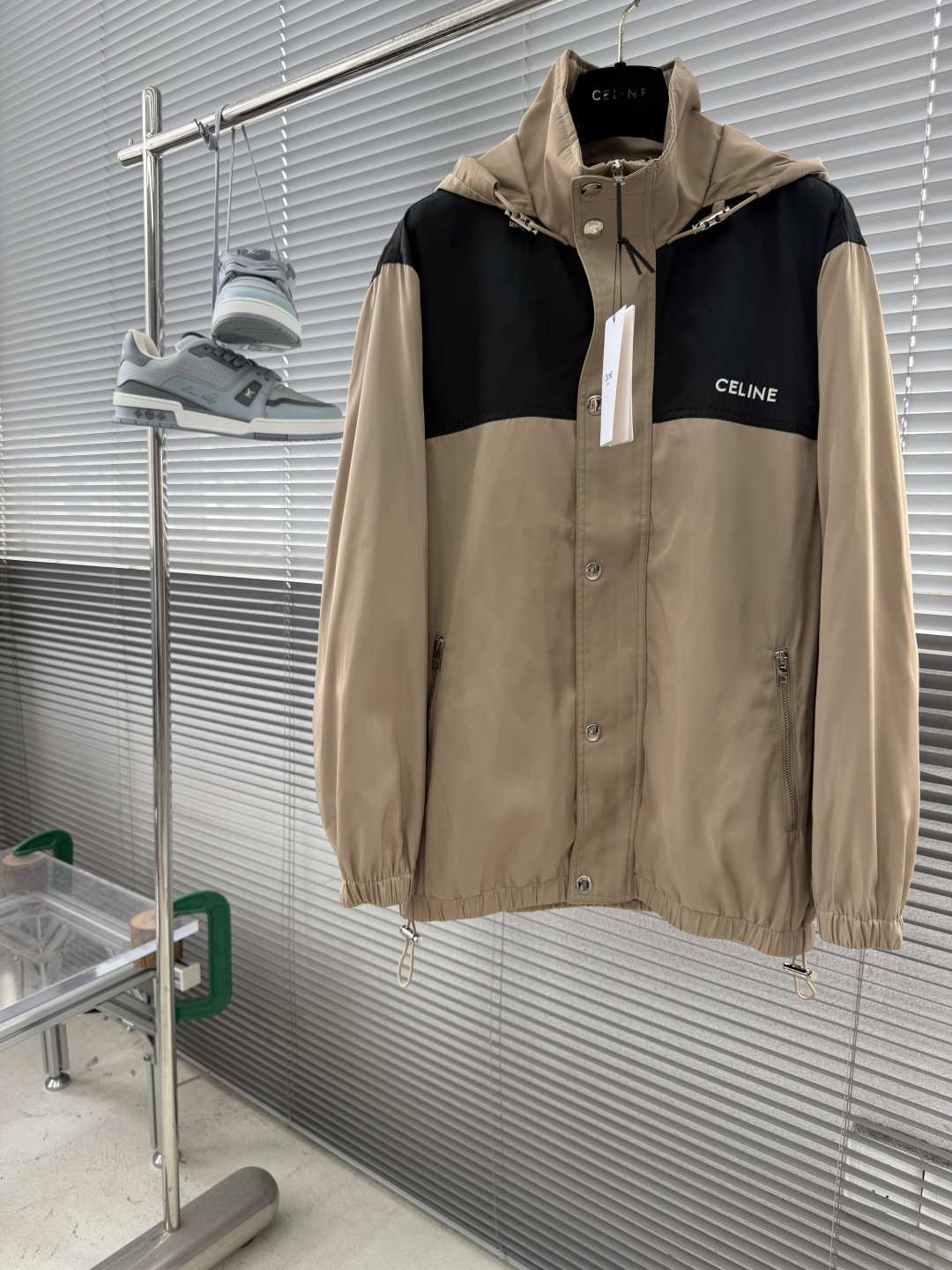 NO:957707,-CELIN* 26 new autumn and winter spliced jacket, light and wind-resistant, perfect for autumn and winter! High collar + hood design, adjustable drawstring, practical and detailed. The word CELINE on the front is very recognizable, two diagonal zipper pockets, very convenient for storing small items. Beige + black splicing, simple and advanced, can be easily used for commuting and outdoor, same style for men and women, versatile and easy to match! Code number 46 48 50 52  Length 69717375 Bust 114 118 122 126 Shoulder width 45.5 4748.5 50,,celine,hats,19860909-CELIN* 26秋冬新款拼接冲锋衣,轻盈抗风,秋冬穿超合适!高领+兜帽设计,抽绳可调节,实用又有细节感.正面CELINE字样超有辨识度,两个斜插拉链口袋,收纳小物超方便.米色+黑色拼接,简约又高级,通勤、户外都能轻松驾驭,男女同款,百搭不挑人! 码数46 48 50 52 衣长69717375 胸围 114 118 122 126 肩宽45.5 4748.5 50,,celine,hats,,Men's clothing