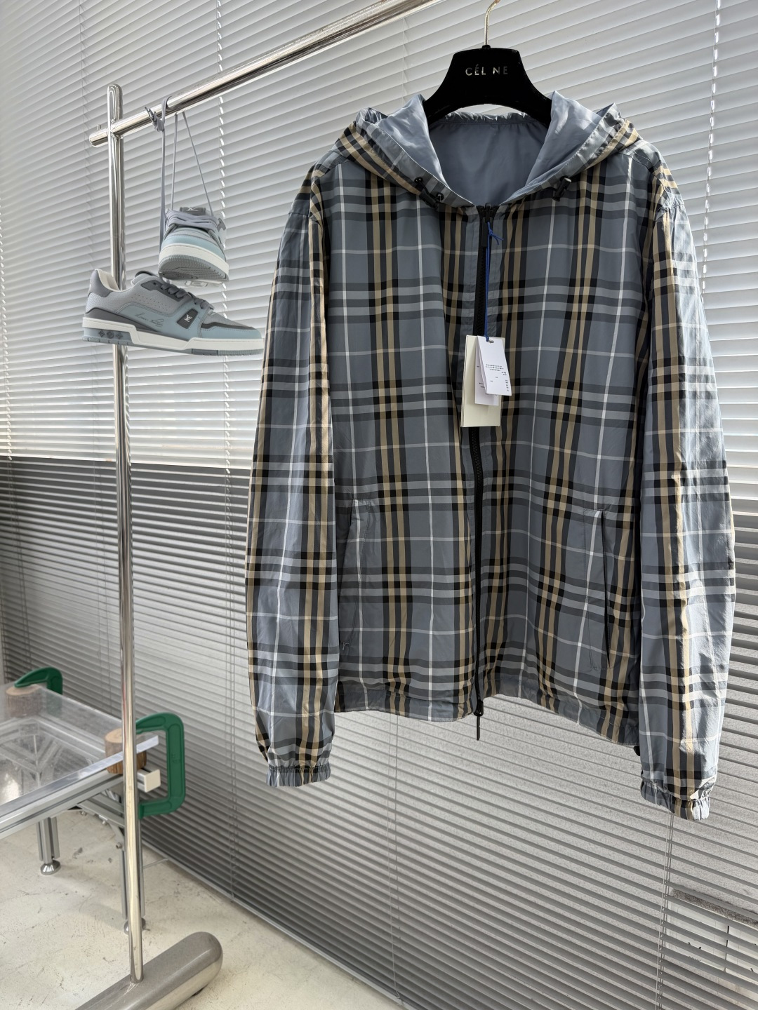 NO:957700,-BBR double-sided plaid hooded jacket. Both sides are made of polyester fiber plaid fabric and polyamide solid color fabric. Both fabrics are made of high-density plain weave technology. The yarns are fine and tight, and the cloth surface is smooth with a delicate matte soft texture. It is light and weightless.  The plaid polyester fiber surface layer adopts reactive digital printing technology. The plaid lines are symmetrical and regular, and the color is stable and stable. It is not easy to fade or turn white when washed. The inner solid-color polyamide fabric feels soft and smooth, skin-friendly and does not rub the skin. The breathable microporous weaving takes into account ventilation, which makes it not stuffy and sweaty when worn in spring and summer. It also has excellent tear resistance and pull resistance. It is not easy to produce permanent creases after repeated folding, and it remains smooth and stylish after long-term wear.  It adopts the double-layer cutting stitching process, and the inner and outer sides are completely cut independently. The placket, hat body, body, and pockets are all double-sided and synchronously cut and sewn. The edges adopt a hidden hemming process. There are no unnecessary raw edges or jumpers on the inside and outside. It has a smooth and exquisite garment texture when worn on both sides, and there is no problem of exposed lining or misplaced pieces.  1. Equipped with a customized two-way metal nylon zipper, the teeth bite tightly and smoothly, and can be opened and closed in both directions up and down; the edge of the zipper is reinforced with double-layer fabric overlocking, which makes it difficult to collapse or get stuck after repeated pulling, and the zipper track is straight and neat.  2. The whole one-piece hood has multiple clear lines on the hood to separate and shape it, making it less likely to collapse and deform; the hood and hem are equipped with drawstrings made of the same material with custom-made plastic buckle locks, and the buckles are engraved with letter logos, which can be freely tightened and adjusted to prevent wind and temperature. 3. An oval silicone knight logo patch is sewn on the outside of the solid color fabric, a three-dimensional war horse pattern is molded, and the seams are seamed around high temperature to prevent the edges from falling off and warping. Size: SMLXL  Size: Clothing length, bust, shoulder width, S 68.5 120 50 M70124 51 L 71.5128 52 XL73132 53,,jackets & coats,hats,19860909-BBR 双面穿格纹连帽外套 两面分别采用聚酯纤维格纹面料、聚酰胺纯色面料,两种面料均采用高密平纹梭织工艺打造,纱线细密紧实,布面平滑带有细腻哑光柔光质感,轻薄无负重. 格纹聚酯纤维面层采用活性数码印花工艺,格纹线条对称规整,色彩固色稳定,水洗不易晕色、发白；内里纯色聚酰胺面料手感软糯顺滑,亲肤不摩擦肌肤,透气微孔织造兼顾通风性,春夏穿着不闷汗,同时具备优异抗撕裂、耐拉扯特性,反复折叠不易产生永久折痕,长久穿着依旧平整有型. 采用双层裁片对位锁缝工艺,内外两面独立完整裁片,门襟、帽身、衣身、口袋全部双面同步裁片车缝,边缘采用隐藏式包边工艺,内外均无多余毛边、跳线,正反两面穿着都拥有平整精致的成衣质感,无内衬外露、裁片错位问题. 1、配置定制双向金属尼龙拉链,齿牙咬合紧密顺滑,可上下双向开合；拉链边缘双层布料包缝加固,反复拉合不易崩线、卡齿,拉链轨道走线平直工整. 2、整片一体式连帽,帽身多道等分明线分割定型,不易软塌变形；帽口、衣摆均配备同料抽绳搭配定制塑料卡扣锁扣,卡扣刻印字母标识,可自由收紧调节围度,防风锁温. 3、纯色面料外侧缝制椭圆形硅胶骑士徽标贴饰,模压立体战马图案,高温车缝四周锁边,不易脱落翘边. 码数:SMLXL 尺码衣长胸围肩宽 S 68.5 120 50 M70124 51 L 71.5128 52 XL73132 53,,jackets & coats,hats,,Men's clothing