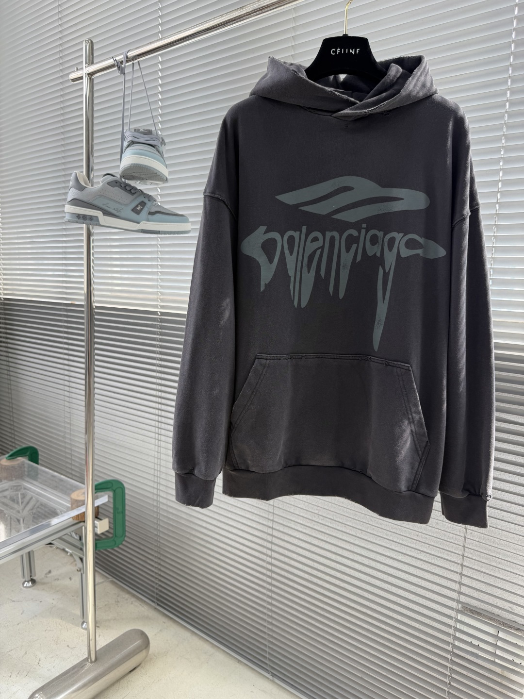 NO:953882,-Balenciag printed logo frayed hooded sweatshirt 400g Paris cotton terry sweatshirt material Matching rib glue printing washed frayed fabric fermentation wash 11 customized accessories and accessories Size S M L  67.4,,balenciaga,hoodie,sweatshirts,hats,19860909-Balenciag印花Logo磨破连帽卫衣 400克巴黎棉毛圈卫衣料 配套罗纹 胶浆印花 洗水磨破 面料酵洗 11订制辅料、配件 码数S M L XL 衣长72.8 74 75.2 76.4 胸围 126 130 134 138 肩宽63.8 65 66.2 67.4,,balenciaga,hoodie,sweatshirts,hats,,Men's clothing
