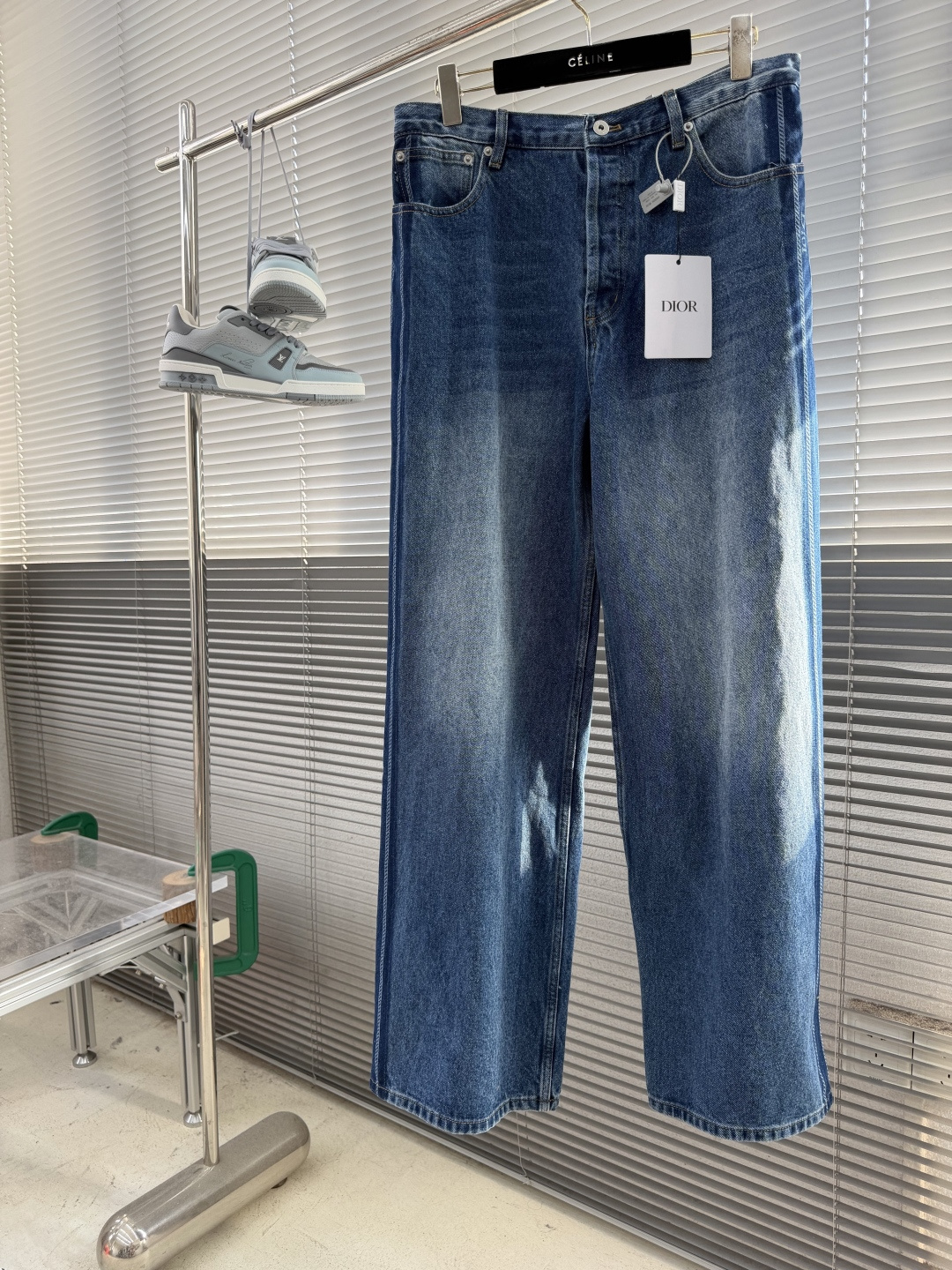 NO:953866,-Dio 26FW side striped jacquard logo leather label jeans 12 Arcelor denim fabric Template embroidery Laser burning Garment washing 11 Customized accessories and accessories Code number 30 32 34 36 Pants length 113114115116 Hips 106 110 114118 Waist 83879195,,dior,jeans,19860909-Dio 26FW 侧边条纹提花Logo皮标牛仔裤 12安赛络纺牛仔面料 模版刺绣 激光烧花 成衣酵洗 11订制辅料、配件 码数30 32 34 36 裤长 113114115116 臀围 106 110 114118 腰围83879195,,dior,jeans,,Men's clothing