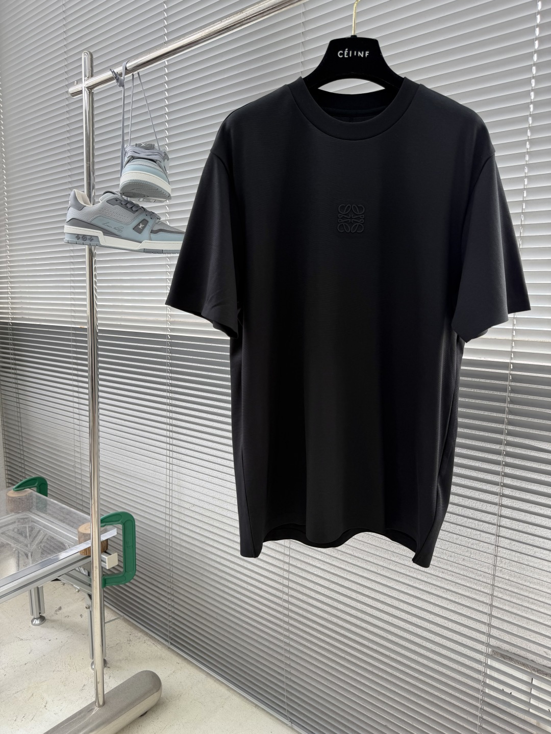 NO:953847,-LOEW 2026 Early Autumn Series Round Neck T-shirt Size: M-5XL Micro-wide version Ingredients: 88.9 cotton 9. 1 polyester fiber 2 spandex, the fabric texture is smooth and clear, the hand feels crisp and stylish, the texture is unique, and the structure is stable  The hem of the technical cuffs is made of ultrasonic seamless taping technology, and the sides are also made of ultrasonic seamless taping technology slits. The cuffs have classic three-dimensional embroidered seals, and the back collar is embroidered with three-dimensional details, which is simple and elegant. Special stitching decorative lines are used throughout the overall design, and detailed decoration is also done under the back collar. It is matched with the three-dimensional pattern filling embroidery technology on the chest area. Every inch tells the persistence of advanced craftsmanship.,, loewe, tees, t-shirt,19860909-LOEW 2026早秋系列圆领T恤 码数:M-5XL 微阔版型 成份: 88.9棉9. 1聚酯纤维2氨纶,面料纹路平整清晰,手感挺括有型,质感独特,结构稳定 工艺袖口下摆做超声波无缝贴条工艺,侧边做的也是超声波无缝贴条工艺开叉,袖口经典立体绣花章,后领立体细节绣花,简洁大气.采用特殊针法装饰线贯穿整体设计,后领下也做了细节装饰,与胸前区域立体图案填充刺绣工艺搭配,每一寸都诉说着对高级工艺的执着.,,loewe,tees，t-shirt,,Men's clothing