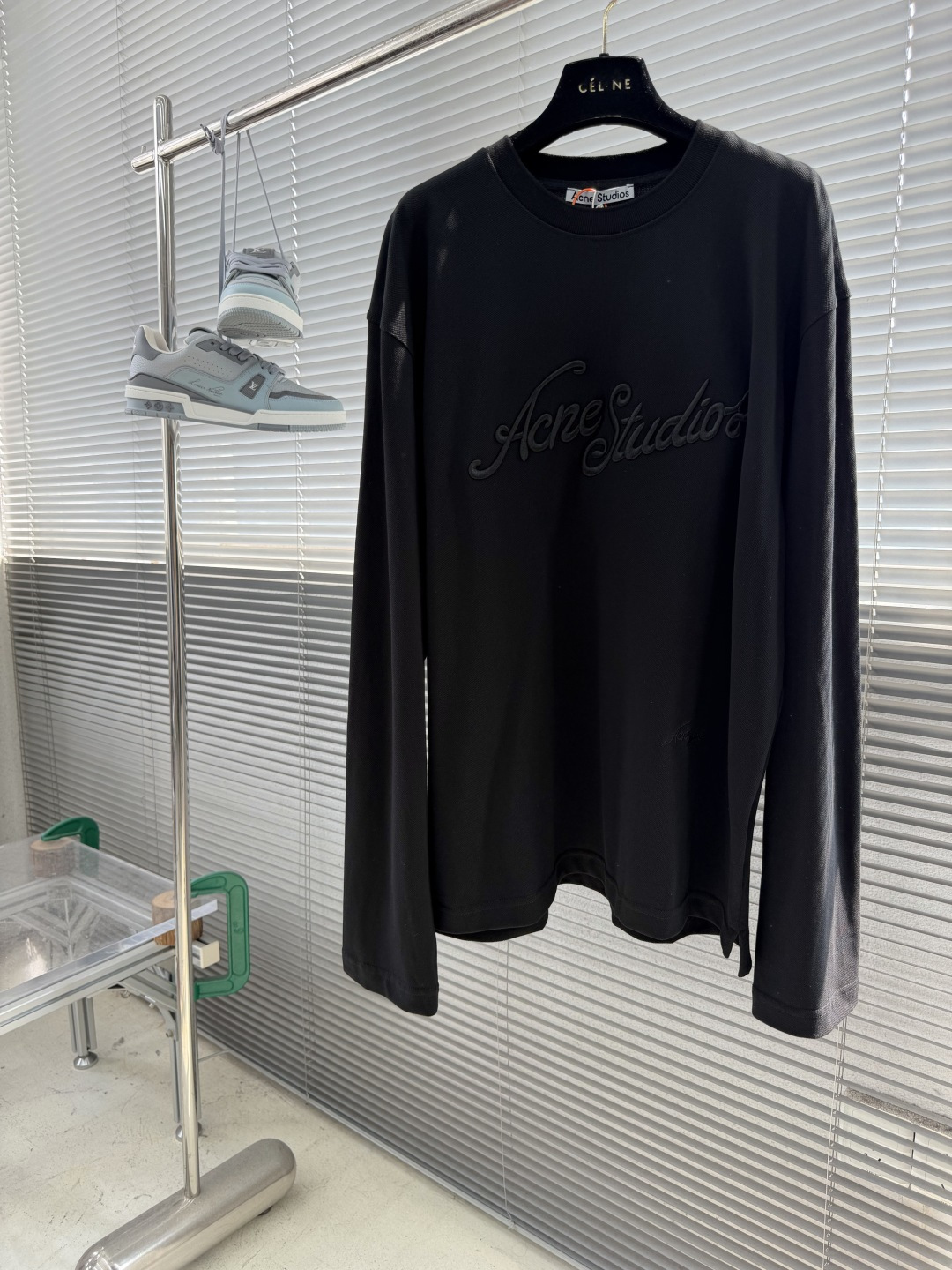 NO:953828,-Acne Studios long sleeves with embroidered logo. Customized matte luxury piqué cotton. The texture is dense, soft and skin-friendly. The matte pink gilt is the base tone. Luxurious soft light is smeared between the delicate textures. The iconic embroidered logo is engraved on the chest. The same logo on the hem is exquisitely echoed. The minimalist silhouette hides high-end recognition. It has both eye-catching tension and noble texture. It perfectly interprets the Scandinavian minimalist style.  Unlock the code of street light luxury trend. Use imported machine embroidery technology. Use advanced computer control system and precision mechanical components to realize Acne Studios logo work. High precision. The lines are smooth and delicate. The fabrics have been fermented and washed. The texture is better. Not easy to deform. Not easy to shrink. Not easy to fade. Maintain long-term beauty. Size S M L  Shoulder width 55575961,,acne studios,dior,19860909-Acne Studios 刺绣徽标长袖 定制雾奢光珠地棉 肌理臻密 柔润亲肤 撷雾粉鎏光为基调 于细腻织纹间晕染奢雅柔光 胸前镌刻标志性刺绣徽标 下摆同系徽标精巧呼应 极简廓形暗藏高阶辨识度 兼具夺目张力与矜贵质感 完美诠释斯堪的纳维亚极简风骨 解锁街头轻奢潮流密码 采用进口机刺绣工艺 使用先进的计算机控制系统和精密的机械部件 实现Acne Studios 徽标工作 精度高 线条流畅而细腻 面料都经过酵洗 手感质感更佳 不易变形 不易缩水 不易褪色 保持长久的美观 码数S M L XL 衣长71 72.5 74 75.5 胸围 119123 127 131 肩宽55575961,,acne studios,dior,,Men's clothing