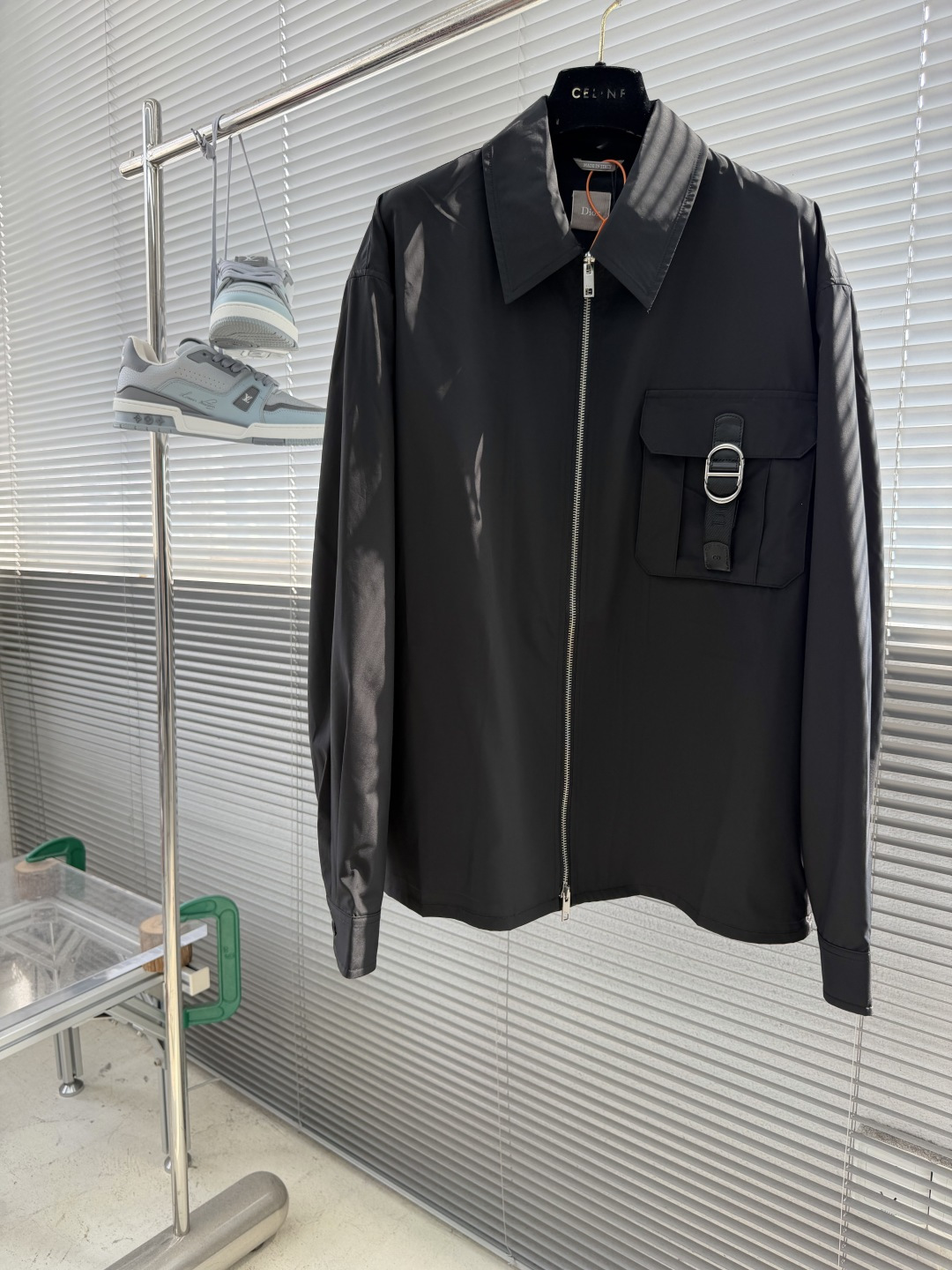 NO:953819,-Dio buckle zipper jacket shirt, custom-made luxury ink silk blend, crisp and draped, comfortable and skin-friendly, ink color is calm and restrained, diffuses subtle luxury light, dropped shoulder three-dimensional tailoring, creating a relaxed and noble aura, chest flap pocket decorated with CD buckle ribbon, hiding the edge of the family, integrating exquisite craftsmanship and casual charm, showing the original style of high-end luxury products in silence, three-dimensional tailoring of the human body  Return to traditional craft techniques through segmentation, folding, shrinking, and stretching techniques. The so-called slow work and meticulous work are the respect for materials and the pursuit of feel. Complex workmanship, tedious, slow timeliness, high loss. Template machine bag opening. The preset template guides the position, shape and size of the bag opening. The accuracy ensures the quality of the bag opening effect. Number of yards 46 48 50 52 Bust 132 136 140 144 Clothes length  69.5 71.5 73.5 75.5 Shoulder width 52.5 54 55.5 57,,dior,jackets & coats,shirts,19860909-Dio 搭扣拉链外套衬衫 定制奢光墨丝混纺 挺括垂坠 舒适亲肤 墨色沉凝内敛 漫射幽微奢光 落肩立体剪裁 自成松弛矜贵气场 胸前翻盖口袋缀以CD搭扣饰带 暗藏世家锋芒 融精致匠造与随性气韵于一身 于静默无声间 尽显高阶奢品的本源风范 人体立体裁剪 回归传统工艺手法 通过分割 折叠 抽缩 拉展技术手法 所谓慢工出细活 是对材料的尊重 对手感的追求 做工复杂 繁琐 时效慢 损耗高 模版机开袋 预设的模板来指导开袋的位置 形状和大小 精确性确保了开袋效果质量 码数 46 48 50 52 胸围 132 136 140 144 衣长 69.5 71.5 73.5 75.5 肩宽 52.5 54 55.5 57,,dior,jackets & coats,shirts,,Men's clothing