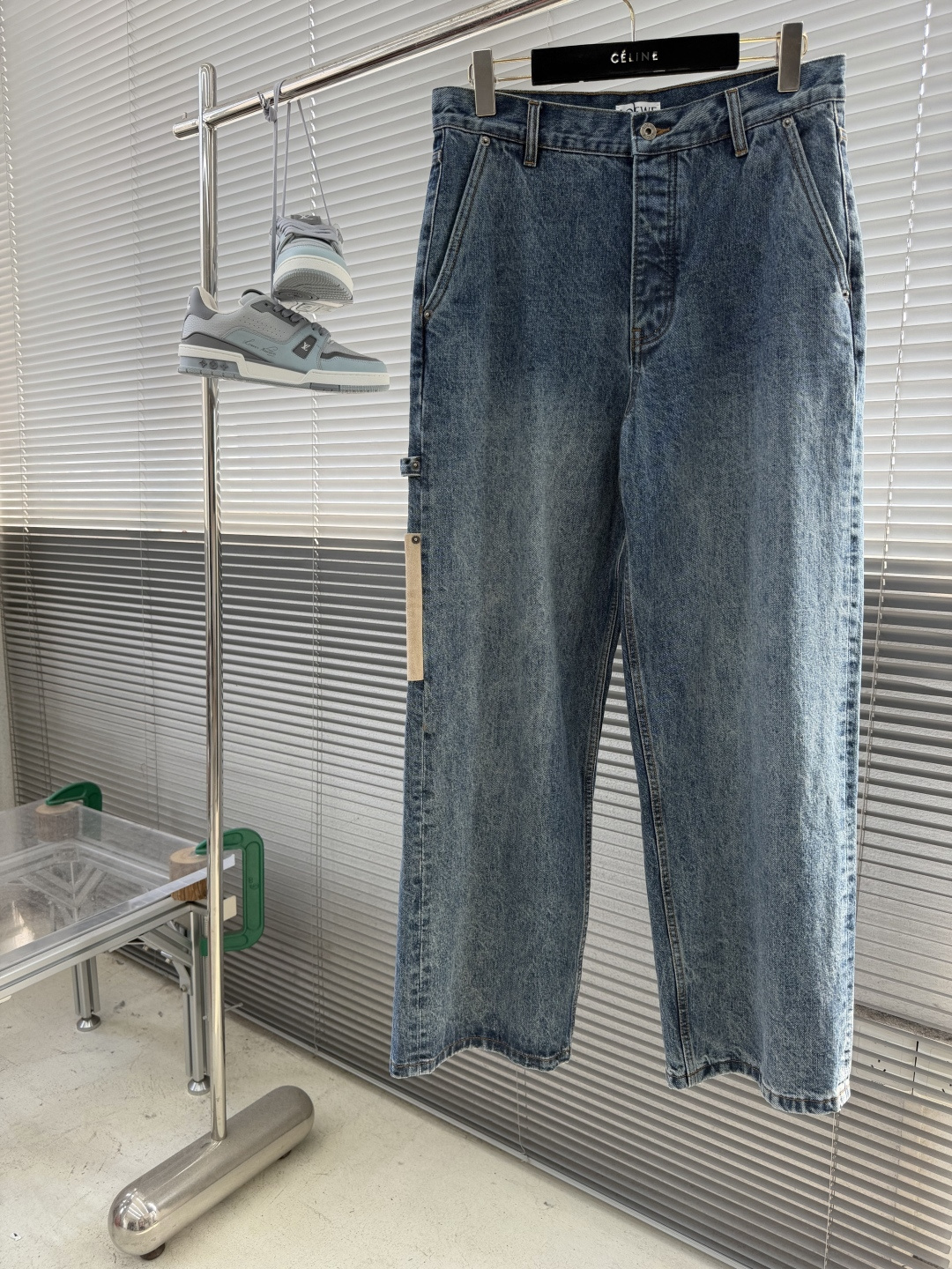 NO:953863,-LOEW patchwork denim jeans  Made of medium-weight and high-count pure cotton twill denim, weaved with classic twill warp and weft, the yarn twist is even, the fabric texture is firm and three-dimensional, and has a solid and crisp texture, which can firmly support the mid-waist, straight-leg loose pants, and the upper body will not collapse.  , not easy to stick to the legs. The fabric has been treated with multiple nostalgic stone-washing and distressing techniques to create a soft gradient of washed blues. The overall fading level is natural and soft, without harsh white spots; the pre-shrinking and shaping process reduces washing shrinkage, deformation and other problems from the root.  The fine suede material is selected, and the whole piece is cut and engraved with the letter logo using high-temperature embossing technology. The texture is clear and deep without blurring the edges. The upper and lower topstitches of the leather tag are densely copied and sewn on the back waist. The routing is even and smooth. The leather is flexible and resistant to bending. It is not easy to harden and crack after washing.  The side work pockets are spliced with suede square pieces of the same color, and the four-corner metal rivets are reinforced and locked. The rivets are stamped with letter logos to firmly fix the leather pieces to prevent them from being pulled off. The side of the trousers is equipped with detachable suede hammer loop hanging tabs. The double-layer denim is folded and seamed, and the metal rivets are reinforced and fixed. Accessories can be hung to enrich the workwear style. The accessories are all in the same suede color system and have a harmonious texture.  The placket is designed with hidden multiple metal buttons. The metal buckles have been treated with matte anti-oxidation, and the buckles are tight and not easy to loosen. The inner buttonhole of the placket is made of thick brown thread and dense seams. The keyholes are round and wear-resistant. The multi-button segmented opening is suitable for different waistlines. The placket is reinforced with double-layer denim, which is not easy to collapse after repeated opening and closing.  The trousers legs are made of double-layer folding and close-turning technology, and the wide folding edges are reinforced with additional needle locking at the corners. They are not easy to curl or fray due to long-term wear and friction; the trousers legs are smooth and neat, and the straight lines are smooth and straight. Size number: 46485052 Size trousers for long sitting waist 46109 104 80 48110108 84 5011111288  5211211692,,loewe,jeans,chamois leather,19860909-LOEW 饰贴饰单宁牛仔裤 选用中克重高支纯棉斜纹单宁牛仔布,采用经典斜纹经纬织造,纱线捻度均匀,布面肌理紧实立体,自带扎实挺括质感,可稳稳支撑中腰直筒宽松裤型,上身不软塌、不易贴腿.面料经过多重怀旧石洗做旧工艺处理,打造柔和渐变水洗蓝调,整体褪色层次自然柔和,无生硬白斑；预缩定型工序从根源减少水洗缩水、变形等问题. 甄选细腻麂皮材质,整块裁片裁切后采用高温压印工艺镌刻字母标识,纹路清晰深邃不糊边,皮牌上下两道明线密拷缝制在后腰腰头,走线均匀平整,皮料柔韧耐弯折,水洗不易发硬开裂. 侧边工装口袋搭配同色系麂皮方片拼接,四角金属铆钉加固锁固,铆钉冲压字母标识,牢牢固定皮片防止拉扯脱落； 裤侧搭配可拆卸麂皮锤环挂袢,双层牛仔布对折锁边缝制,金属铆钉加固固定,可悬挂配饰,丰富工装造型层次,辅料全套麂皮统一色系,质感协调统一. 采用隐藏式多颗金属扣门襟设计,金属扣经过哑光抗氧化处理,扣合紧实不易松脱；门襟内侧锁眼采用加粗棕线密缝锁边,锁眼圆润耐磨,多扣分段开合适配不同腰围,门襟双层牛仔复合加固,反复开合不易崩线. 裤脚采用双层折边密车工艺,宽幅折边加固,转角位置额外收针锁固,长时间穿着、摩擦不易卷边、磨破；裤脚平整利落,直筒版型线条流畅垂顺. 码数:46485052 尺码裤长坐围腰围 46109 104 80  48110108 84 5011111288  5211211692,,loewe,jeans,chamois leather,,Men's clothing