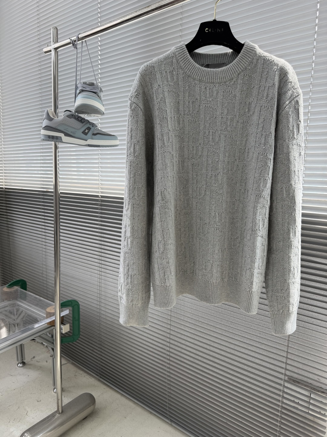 NO:955118,-Dio cotton Oblique jacquard logo sweater, custom dyed cotton multi-ply blended yarn, using German double system (SOTO) 7 knitting machine, fabric jacquard, wool enzyme washing 11 customized accessories and accessories, hand washing recommended (this product is made of wool and not easy to machine wash) Size S M L XL Length 64666870 Bust 106110114118  Shoulder width 50515253,,dior,19860909-Dio棉质Oblique提花标识针织衫 定染棉质多股混纺纱线 采用德国双系统(SOTO)7针织机 面料提花 毛料酵洗 11订制辅料、配件 建议手洗（本产品为毛料织造而成不易机洗） 码数S M L XL 衣长64666870 胸围 106110114118 肩宽50515253,,dior,,Men's clothing