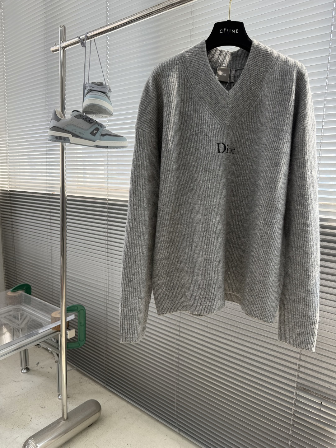 NO:955110,-Dio sheep wool letter embroidery loose sweater sweater, wool and cashmere blended yarn, using double system (7-needle) loom imported from Japan, imported embroidery, wool enzyme washing, 11 customized accessories and accessories, hand washing recommended (this product is made of wool and not easy to machine wash), size S M L XL, length 64666870, bust 106110114118  Shoulder width 44454647,,dior,sweaters,19860909-Dio 绵羊毛字母刺绣宽松毛衣针织衫 羊毛羊绒混纺殚力纱线 采用日本进口双系统（7针）织机 进口刺绣 毛料酵洗 11订制辅料、配件 建议手洗（本产品为毛料织造而成不易机洗） 码数S M L XL 衣长64666870 胸围 106110114118 肩宽44454647,,dior,sweaters,,Men's clothing