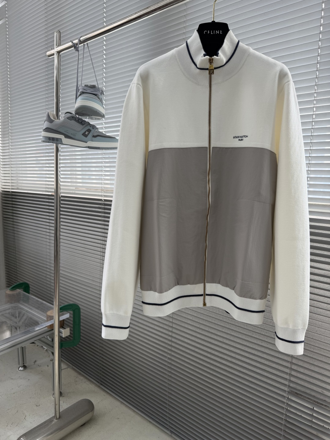 NO:953993,-Donkey brand 26ss new ribbed collar zipper closure long-sleeved jacket, same style for men and women, high version. Size S.M.L.19860909-驴牌26ss新款罗纹衣领拉链开合长袖 夹克外套 男女同款 高版本. 码数S.M.L.XL 衣长66687072 胸围 108 112 116 120 肩宽44454647,,louis vuitton,jackets & coats,jackets & coats,,Men's clothing