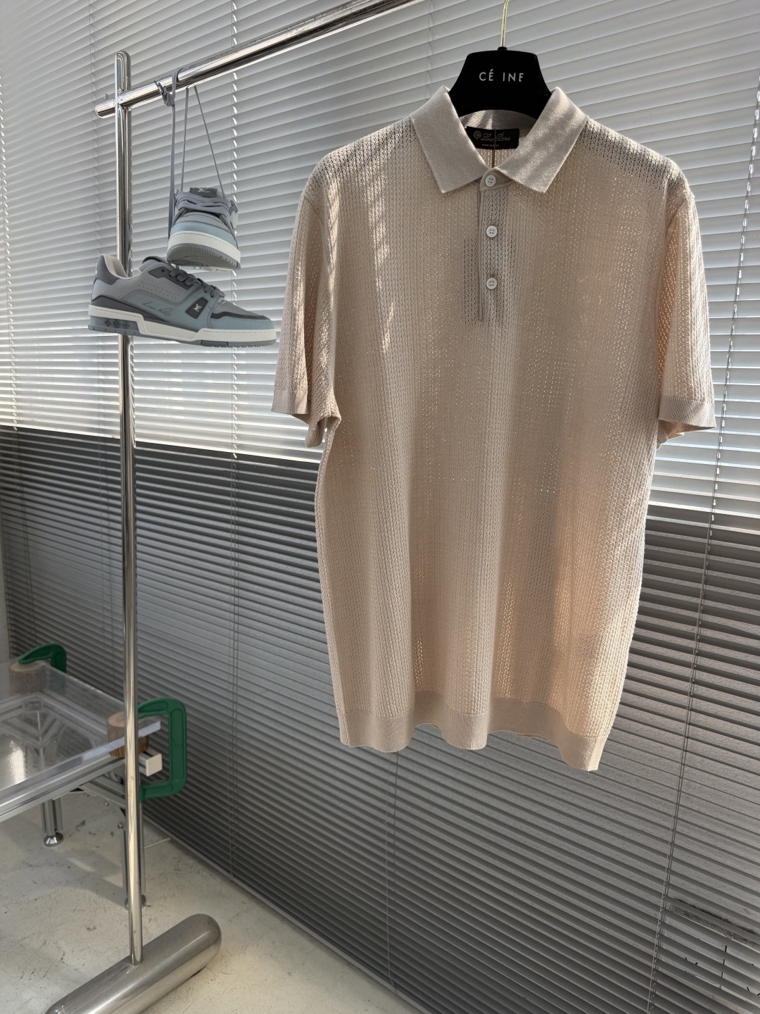NO:953973,-Loro Piana's 26 spring and summer new linen blended hollow mesh sweater is positioned as a low-key and restrained high-end luxury product, interpreting the elegant taste of mature men. The classic and simple Polo collar has faded away the complicated design, and has an innate gentlemanly aura; the three-color low-saturated high-end color system is suitable for diverse aesthetics, and you can easily achieve a relaxed and luxurious texture without deliberately stacking the outfit. It is a low-key and noble leisure item.  Select high-end customized yarn blended with acetic acid and linen, natural breathable fiber and exclusive three-dimensional hollow mesh knitting method. The texture is transparent and delicate, and the upper body has a cooling feeling. It is breathable and sweat-wicking, skin-friendly and drapey. Say goodbye to stuffiness and stickiness when wearing in summer. Reinforced and crisp P  The OLO lapel is not easily deformed, custom-made matte textured brand buttons adorn the placket, and the ribbed cuffs and hem are neat and neat; the shoulder line is three-dimensionally cut to modify the body shape, and the stitching is precisely stitched to fully demonstrate luxury-level craftsmanship.  The simple and fitting slightly loose and neat version is very tolerant to the body shape. It is neither flattering nor tight, taking into account comfortable movement space and neat upper body lines. It perfectly balances business formality and daily casual relaxation, and is suitable for commuting and office work, light business meetings, and daily use.  It can be seamlessly switched between frequent travels, vacations and leisure, etc.; it is elegant and calm when paired with trousers, and casual and lazy when paired with casual pants. This one piece unlocks the high-end style of spring and summer. It is an evergreen style that will never go out of style in the wardrobe and combines specificity with the ultimate wearing experience.  Size M-3XL,, loro piana,19860909-Loro Piana 26春夏新款亚麻混纺镂空网眼针织衫,以低调内敛的高阶奢品定位,诠释成熟男士的雅致品味.经典简约Polo领型褪去繁杂设计,自带与生俱来的绅士气场；三色低饱和高级色系,适配多元审美,无需刻意堆砌穿搭,便能轻松拿捏松弛有度的轻奢质感,是低调显贵的殿堂级休闲单品. 甄选醋酸、亚麻混纺高端定制纱线,天然透气纤维搭配专属立体镂空网眼针织织法,肌理通透细腻,上身自带凉感,透气排汗、亲肤垂顺,夏日穿着告别闷热黏腻.加固挺括的POLO翻领不易变形,定制哑光质感品牌纽扣点缀门襟,罗纹锁边的袖口与下摆工整利落；肩线立体剪裁修饰身形,走线精密锁边,从一针一线之间尽显奢侈品级精湛匠造工艺. 简约合身的微宽松利落版型,对身材包容度极强,不挑身形不紧绷,兼顾舒适活动空间与利落上身线条.完美平衡商务正式感与日常休闲松弛感,通勤办公、轻商务会晤、日常出行、度假休闲等多场景无缝切换；搭配西裤儒雅沉稳,搭配休闲裤随性慵懒,一件解锁春夏高阶穿搭质感,是衣橱里永不过时、兼具体面与极致穿着体验的刚需常青款. 尺码M-3XL,,loro piana,,Men's clothing