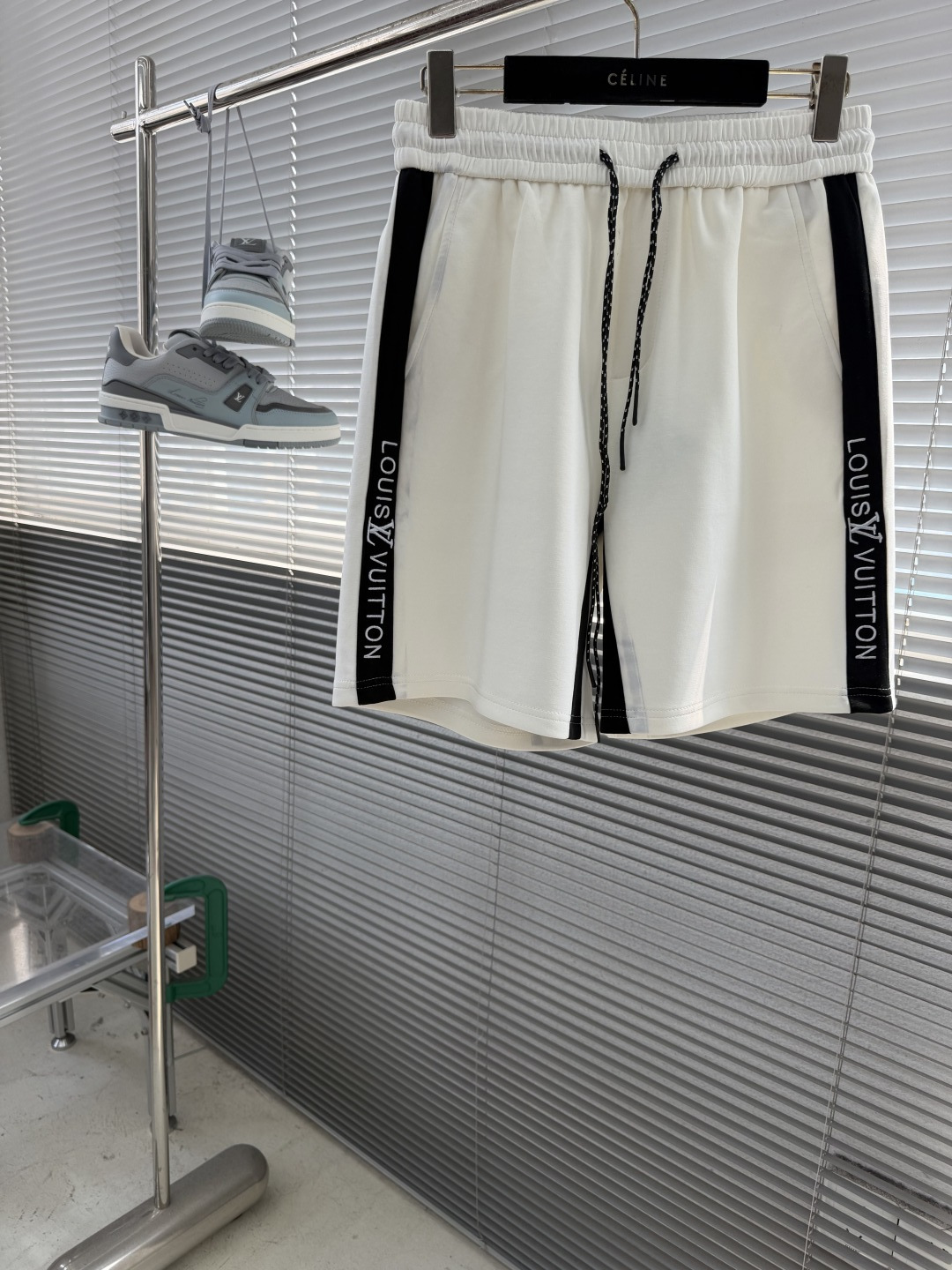 NO:957742,-Donkey brand casual shorts with embroidered webbing on the side, classic black and white contrasting design, simple and elegant, full of high-end feeling on the upper body!  We select high-quality skin-friendly knitted fabrics, which feel smooth and soft, breathable and not sweaty, have excellent drape, and are not prone to pilling and deformation when worn for a long time. The waistband adopts a widened elastic elastic design to adapt to a variety of waist sizes. It is paired with a black and white contrasting braided drawstring, which is solid in workmanship and can be freely adjusted to make it easy to put on and take off. White vertical strips of webbing on both sides of the trousers, three-dimensional 1V letter embroidery technology, dense and exquisite stitching, and full recognition.  Invisible diagonal pockets on both sides to store personal belongings; patch pockets on the back waist, with brand woven labels, full of details. Loose straight shorts, just the right length, flattering various leg shapes, not tight or restrictive. Size M-3XL,, louis vuitton, shorts,19860909-驴牌 侧边织带刺绣休闲短裤 经典黑白撞色设计,简约大气,上身高级感拉满！ 甄选高品质亲肤针织面料,手感顺滑柔软,透气不闷汗,垂感优秀,日常久穿不易起球变形. 腰头采用加宽弹力松紧设计,适配多种腰围；搭配黑白撞色编织抽绳,做工扎实,自由调节松紧,穿脱轻松. 裤身两侧白色竖条织带,立体1V字母刺绣工艺,针脚密实精致,辨识度十足. 双侧隐形斜插口袋,收纳随身物品；后腰配置贴袋,搭配品牌织唛标签,细节满满. 宽松直筒短裤版型,恰到好处裤长,修饰各种腿型,不紧绷不束缚. 码数M-3XL,,louis vuitton,shorts,,Men's clothing