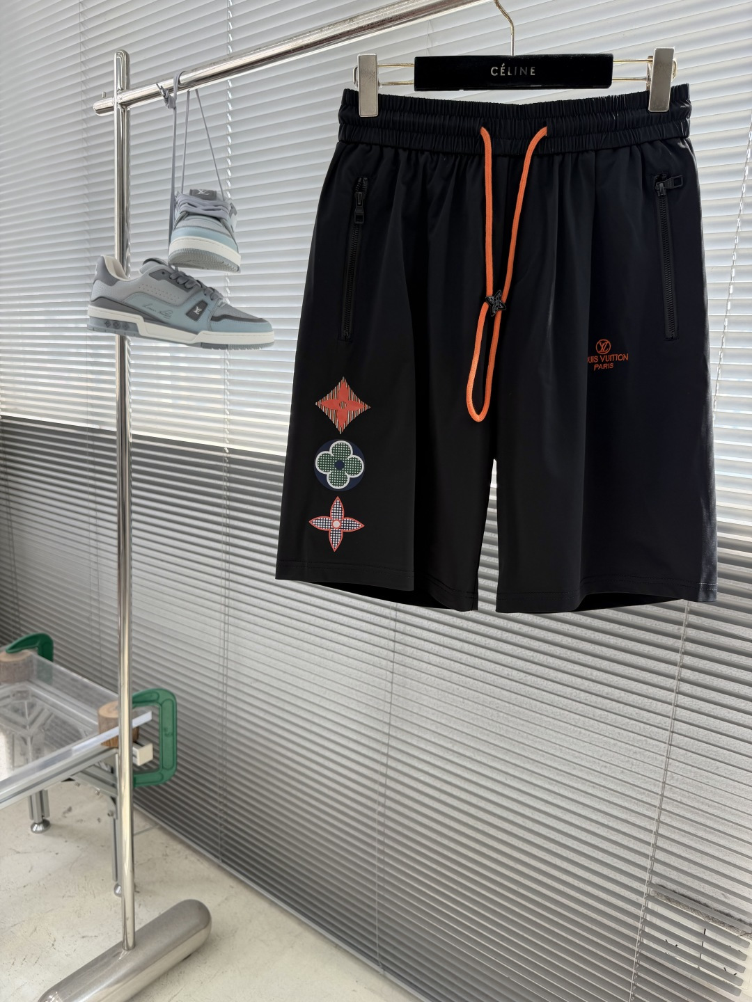 NO:955095,-Donkey brand versatile casual shorts are made of ice-feeling quick-drying functional fabrics that are smooth to the touch and have good breathability, saying goodbye to the sultry summer heat. The eye-catching orange drawstring is used as a visual highlight, and the elastic waist design makes it comfortable to wear without restraint. The zippered storage pockets on both sides take into account both beauty and practicality. The trousers have three-dimensional colorful floral embroidery with exquisite details and an embroidered brand logo on the side. The loose three-quarter cut is suitable for sports and commuting, creating a light and luxurious casual men's look.  Size M-3XL,,louis vuitton,shorts,19860909-驴牌百搭休闲短裤 甄选冰感速干机能面料,触感顺滑,拥有良好透气性,告别夏季闷热. 亮眼橙色抽绳作为视觉亮点,松紧腰设计,穿着自在无束缚. 双侧拉链储物口袋,兼顾美观与实用性. 裤身立体彩色花卉刺绣,细节考究,搭配侧边品牌刺绣标识. 宽松五分剪裁,不挑身形,运动通勤皆可驾驭,打造轻奢休闲男士造型. 码数M-3XL,,louis vuitton,shorts,,Men's clothing