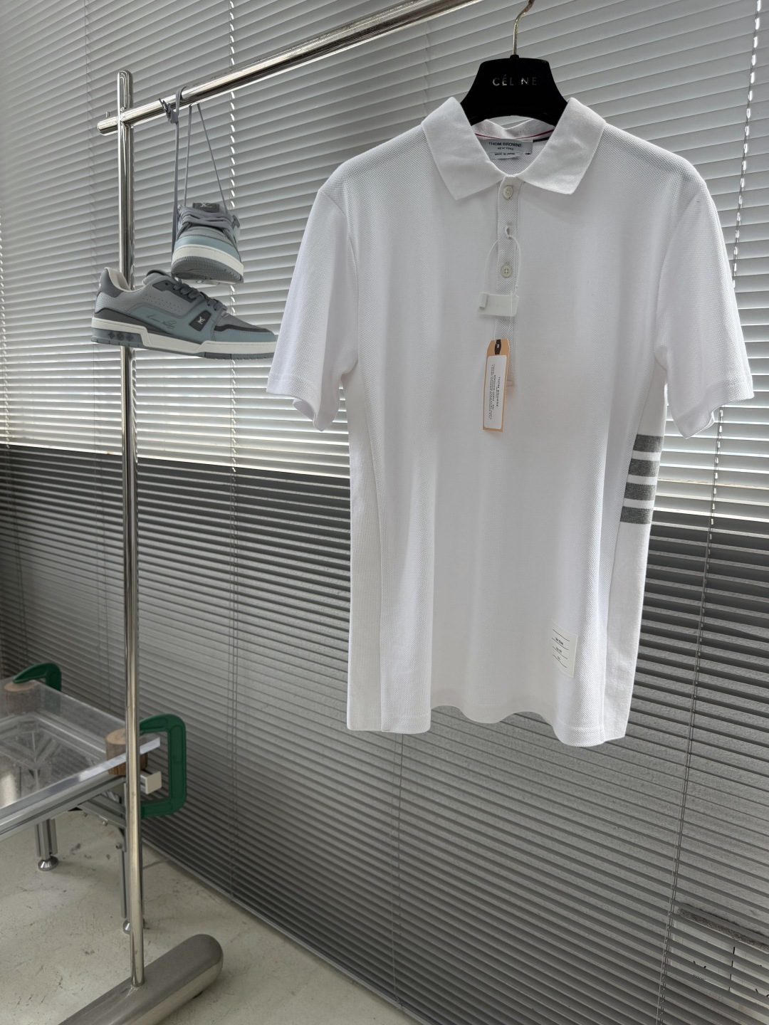 NO:957788,-TB side four-bar piqué cotton short-sleeved Polo. Minimalist white tone collides with the classic four-bar. The piqué cotton texture is breathable and crisp, and the low-key luxury is hidden in the details. It brings out the breath of urban style. Effortless fashion starts with a Polo. Size 1.2.3.4,, T-shirt,19860909-TB 侧四杠珠地棉短袖Polo 极简白调碰撞经典四杠,珠地棉肌理透气挺括,低调奢感藏于细节,穿出都市型格的呼吸感.不费力的时髦,从一件Polo开始. 码数1.2.3.4,,T-shirt,,Men's clothing