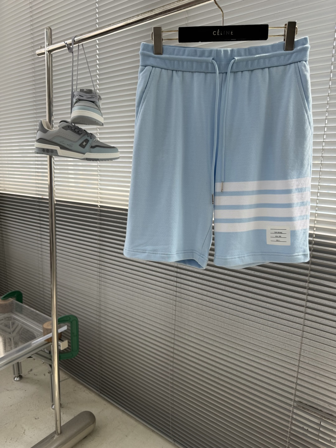 NO:955158,-TB classic yarn-dyed four-bar shorts, a lazy and high-end feel in summer, you can get it with just one click. Who knows!  !  This haze blue is not too high-end, it directly welds the 'high-end casual feel' to the legs!  The iconic four-bar design is the soul of TB's recognition. It is simple but has a 'style blogger' aura. No matter how you wear it, you will feel like you have walked out of a show. The low-saturation blue tone is white and refreshing. Wearing it in summer is like wearing the sea breeze on your body, and the visual temperature is reduced by 5℃!  Cloud-like soft fabric made of heavy cotton + fine terry, close to the skin without sweating, suitable for sports, shopping, staying at home... Comfortable and unburdened all day long, full of laziness. Close your eyes to control the texture!  Code number 1.2.3.4,,shorts,19860909-TB 经典色织四杠短裤 夏日慵懒高级感,一键拿捏 谁懂啊！！这雾霾蓝简直不要太高级,直接把「高级休闲感」焊在了腿上！ 标志性四杠设计 TB 辨识度的灵魂,简约却自带“穿搭博主”气场,随便一搭都像从秀场走出来的松弛感. 低饱和度的蓝调,显白又清爽,夏天穿像把海风穿在身上,视觉降温 5℃！ 云朵般柔软面料重磅棉质+细腻毛圈,贴肤不闷汗,运动、逛街、宅家…全天舒适无负担,慵懒感拉满. 质感控闭眼入！ 码数1.2.3.4,,shorts,,Men's clothing