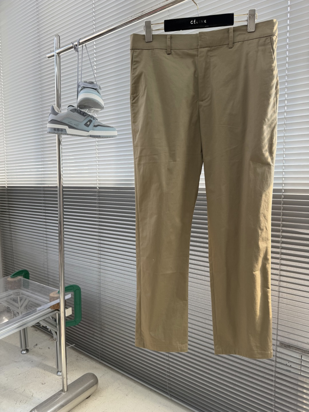 NO:953974,-Z Zegn 26 new stretch cotton trousers are full of casual charm, ideal for traveling and working from home, and can be styled as formal or casual as you like. The stylish pleated front design creates a popular simple silhouette and highlights the clean lines of these trousers. Size 48.50.52.54.56 Size Pants Length Waist Hips 48 99 83101 50 101 87106 52  103 91109 54 105 95113 56 107 99117,,19860909-Z Zegn 26新款弹力棉质长裤满蕴休闲魅力,是出门旅行与居家办公的理想选择,随心塑造正装或休闲造型.时髦的正面无褶设计塑就备受青睐的简约廓形,凸显此款长裤的利落线条. 码数48.50.52.54.56 尺码裤长腰围臀围 48 99 83101  50 101 87106 52 103 91109  54 105 95113 56 107 99117,,,Men's clothing