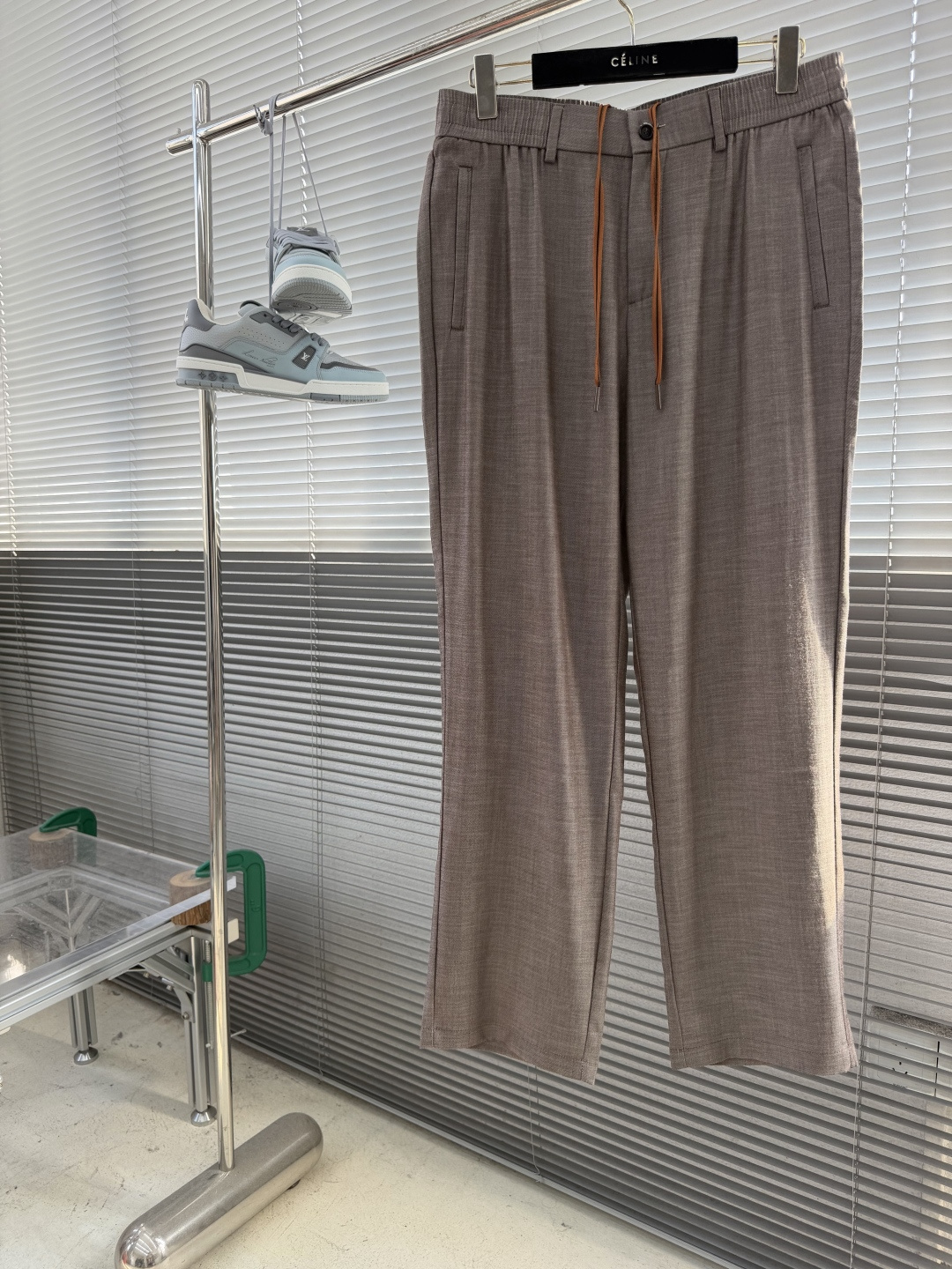 NO:953962,-Z Zegn 26 spring and summer new ZZ Tencel linen casual pants are based on Italian high-cut tailoring to create a straight silhouette with both relaxation and clean lines. The slightly elastic waist design not only retains the elegant proportions of formal pants, but also gives a stress-free wearing experience. Zegna's iconic 'low-key luxury' aesthetics is perfectly integrated into the daily casual context, easily creating an effortless high-end texture.  The fabric is made from a golden blended formula of Tencel, linen, polyester fiber and cupro fiber. It has a fine and high-grade texture, combining the breathability and dryness of linen, the smooth drape of Tencel, and the anti-wrinkle and stiffness of polyester fiber. It feels skin-friendly and has a soft luster. The contrast-colored edges on the inside and the brand details on the back pockets are embellished, and every stitch demonstrates the exquisiteness of Italian craftsmanship, hiding the brand's ultimate pursuit of texture in the details.  Two low-saturated high-end tones, fog blue and light coffee, with a soft filter-like matte texture, easily adapt to diverse scenes from light business to daily leisure. Whether paired with a crisp shirt to create a refined commuting look, or layered with a simple T-shirt to create a relaxed texture, the minimalist design can bring out the high-end taste of the outfit. It is a high-end item in the wardrobe that combines practicality and style. Sizes M-3XL,,zegna,shirts,tees,t-shirt,gold,19860909-Z Zegn 26春夏新款ZZ天丝亚麻休闲裤,以意式高定剪裁为基底,打造出兼具松弛感与利落线条的直筒廓形.腰部的微弹收束设计,在保留正装裤的优雅比例之余,赋予了无压穿着体验,将杰尼亚标志性的“低调奢华”美学,完美融入日常休闲语境,轻松塑造不费力的高阶质感. 面料甄选天丝、亚麻、聚酯纤维与铜氨纤维的黄金混纺配方,肌理细腻高级,兼具亚麻的透气干爽、天丝的垂坠柔滑,与聚酯纤维的抗皱挺括,触感亲肤且自带柔和光泽.内里撞色包边、后袋的品牌细节点缀,每一处针脚都彰显出意大利工艺的精湛考究,将品牌对质感的极致追求藏于细节之中. 雾蓝与浅咖两种低饱和高级色调,自带柔和滤镜般的哑光质感,轻松适配从轻商务到日常休闲的多元场景.无论是搭配挺括衬衫塑造精致通勤造型,还是叠穿简约T恤打造松弛质感,都能以极简设计衬托出穿搭的高级品味,是衣橱中兼具实用性与格调的高阶单品. 尺码M-3XL,,zegna,shirts,tees，t-shirt,gold,,Men's clothing