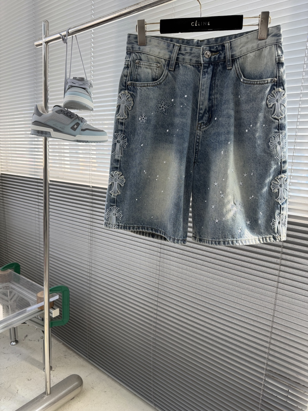 NO:953943,-CH Chrome Hearts Embroidered Detail Denim Shorts Straight Waist Denim Shorts Loose Wide Leg Fit, Unisex Style Material Denim Size M-XXL Size Pants Length Waist M. 4976 L.5081 XL. 5186 XXL.52 91,,chrome hearts,shorts,19860909-CH 克罗心 绣花细节牛仔短裤 直筒腰牛仔短裤 宽松阔腿版型,男女同款式 材质 牛仔布 尺码M-XXL 尺码 裤长 腰围 M. 4976 L.5081 XL. 5186  XXL.52 91,,chrome hearts,shorts,,Men's clothing