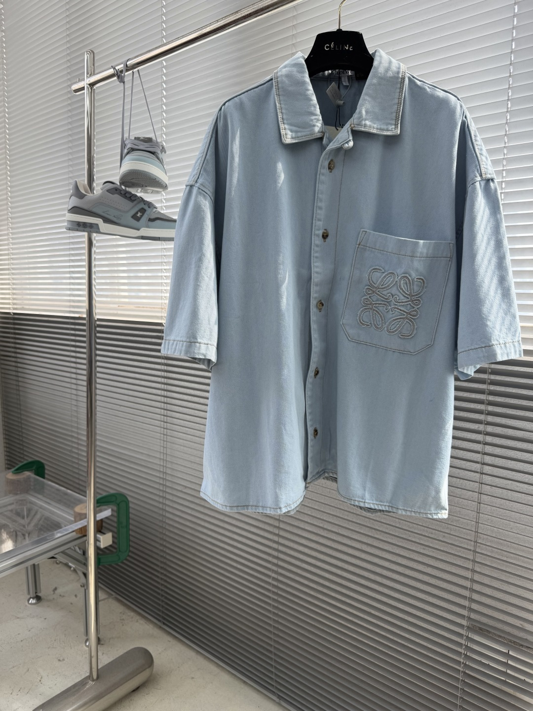 NO:953933,Top - LOEW 26SS Anagram exquisitely embroidered denim denim shirt, 7×7 siro denim fabric, imported embroidery, garment washable, size 38 39 40 41, length 71.5 73 74.5 76, bust 110 114 118 122, shoulder width 48.5 50 51.5 53,,loewe,shirts,19860909上衣 -LOEW 26SS Anagram精巧刺绣单宁布牛仔衬衫 7×7赛络纺牛仔面料 进口刺绣 成衣酵洗 码数38 39 40 41 衣长71.5 73 74.5 76 胸围 110 114 118 122 肩宽48.5 50 51.5 53,,loewe,shirts,,Men's clothing