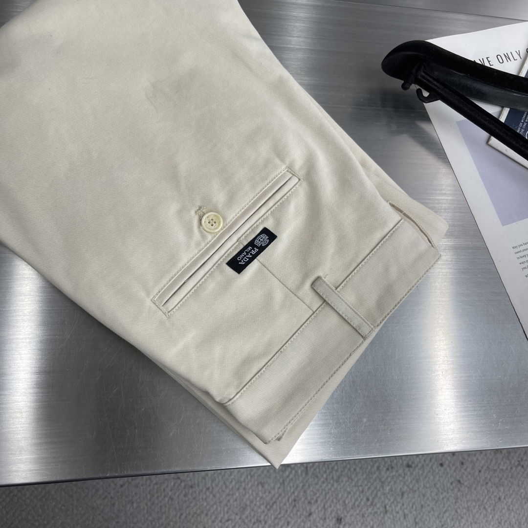 NO:955102,-PRAD khaki pleated wide-leg casual pants. These trousers feature wide legs and a loose fit. The vintage finish created on the garment through a craft process enriches the versatile texture of cotton, giving the trousers a casual charm and authentic style. Size 46 48 50 52 54 56 Pants length 103104.5 106 107.5 109 110.5  Waist 757983879195 Hip 9599103 107 111 115,,prada,19860909-PRAD 卡其色褶裥阔腿休闲裤.这款长裤采用阔腿和宽松版型,通过工艺流程在成衣上创造的复古饰面丰富了棉的多功能质感,使长裤散发出休闲魅力和真实风格. 码数46 48 50 52 54 56 裤长 103104.5 106 107.5 109 110.5 腰围757983879195 臀围9599103 107 111 115,,prada,,Men's clothing