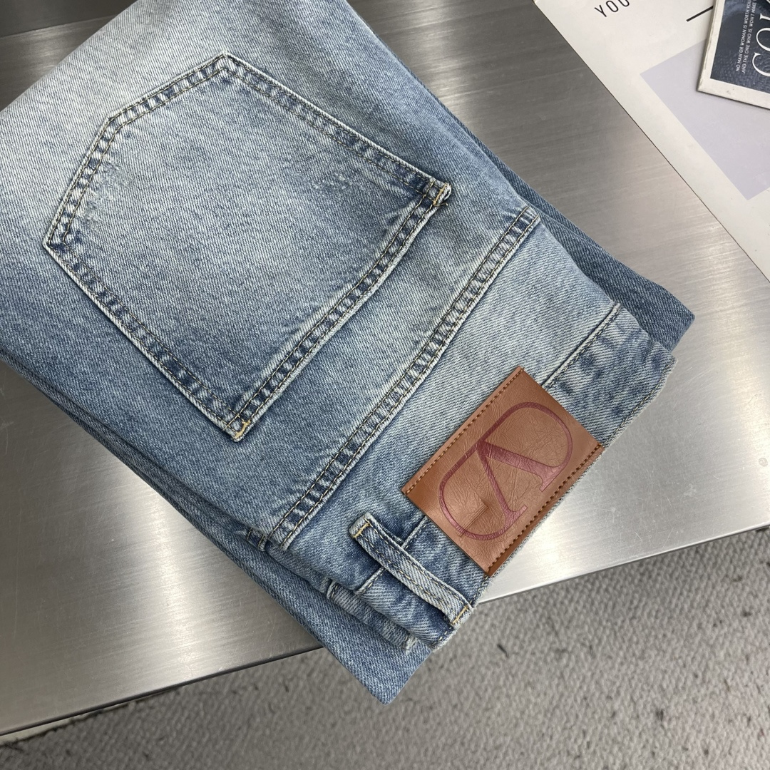 NO:957809,-VLTN Heavy Industry Shuixi loose straight 2026 early autumn new denim trousers. High-quality pure cotton denim, retro cat whisker washing process, high-end color without exaggeration; small hole mini fashion is very tolerant to men's various body types; YKK brand for zipper, pocket rivet reinforcement, back waist genuine leather label blessing, solid workmanship materials. Code number 29-36 (35),,19860909-VLTN 重工水西宽松直筒 2026早秋新款牛仔长裤 高品质纯棉牛仔,复古猫须水洗工艺, 颜色高级不浮夸；小破洞迷你时尚 对男士各种身材包容性很强； 拉链用的YKK品牌,口袋铆钉加固, 后腰真皮皮牌加持,做工用料实打实. 码数29-36（35）,,,Men's clothing