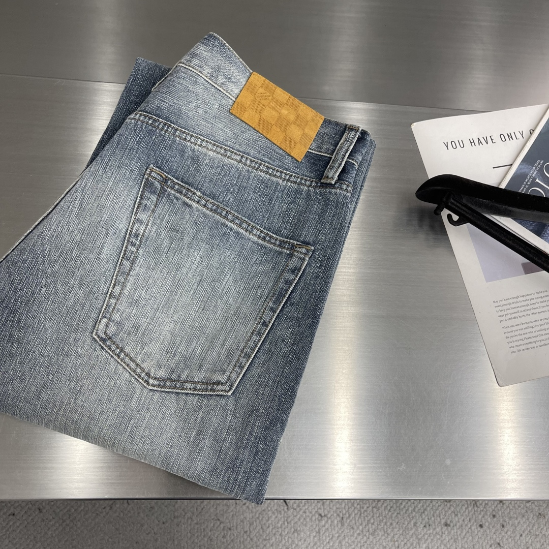NO:957744,- Donkey brand 2026 early autumn new denim trousers, men's washed loose straight jeans wholesale, original hardware molding, bronze casting, heavy cotton washing, whiskering, high-end and durable, just the right thickness for autumn. Loose straight version, friendly for big belly and thick legs, suitable for commuting and casual wear. YKK zippers, reinforced pockets, genuine leather tags, solid workmanship and durability  Code number (30-S code)-(31-M code)-(32-L code)-(33-XL code)-(XXL-34)-(XXXL-36),,louis vuitton,jeans,19860909-驴牌 2026早秋新品牛仔长裤 男士水洗宽松直筒牛仔裤批发 原版五金开模,青铜铸件,重磅纯棉水洗,猫须做旧高级耐看,秋季厚薄刚刚好 宽松直筒版型,大肚子粗腿友好,通勤休闲两穿 YKK拉链、加固口袋、真皮皮牌,做工扎实耐穿 码数（30-S码）-（31-M码）-（32-L码）-（33-XL码）-（XXL-34）-（XXXL-36）,,louis vuitton,jeans,,Men's clothing