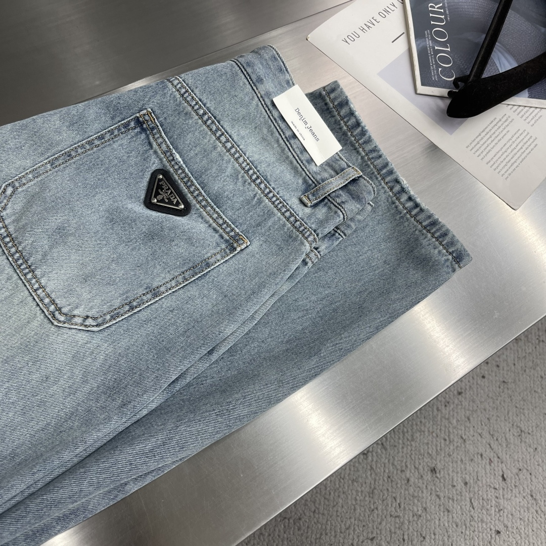NO:957753,-PRAD 2026 Summer New Style | Tencel Lyocell loose straight denim trousers. The fabric is made of high-end Tencel Lyocell blended with heavy nostalgic washing technology. It feels smooth and cool. In summer, the upper body is breathable and does not sweat. The drape is much better than ordinary cotton denim. It is not easy to wrinkle or stiffen after sitting for a long time. It is not easy to deform and fade after daily washing.  The loose straight wide-leg cut is very tolerant for those with thick legs and fat on the waist and abdomen. The pants are neat and not bulky. The triangle logo on the back pocket is simply decorated, and the design is low-key and eye-catching. It is suitable for daily casual and light commuting wear. The audience covers young to middle-aged customers. Produced by a large factory, with neat wiring and stable workmanship, and a high repurchase rate.  Code number 29/30/31/32/33/34/36/38/40,,prada,19860909-PRAD 2026夏季新款｜天丝莱赛尔宽松直筒牛仔长裤 面料采用高端天丝莱赛尔混纺,搭配重工怀旧水洗工艺,触感顺滑冰凉,夏天上身透气不闷汗,垂感远超普通纯棉牛仔,久坐不易起皱、不易发硬,日常洗后不容易变形掉色. 宽松直筒阔腿剪裁,对粗腿、腰腹有赘肉的身材包容度很高,裤型利落不臃肿；后袋三角标简约点缀,设计低调耐看,日常休闲、轻通勤穿搭都适配,受众覆盖青年到中年客群. 大厂出品,走线工整、做工稳定,拿货复购率高 码数29/30/31/32/33/34/36/38/40,,prada,,Men's clothing