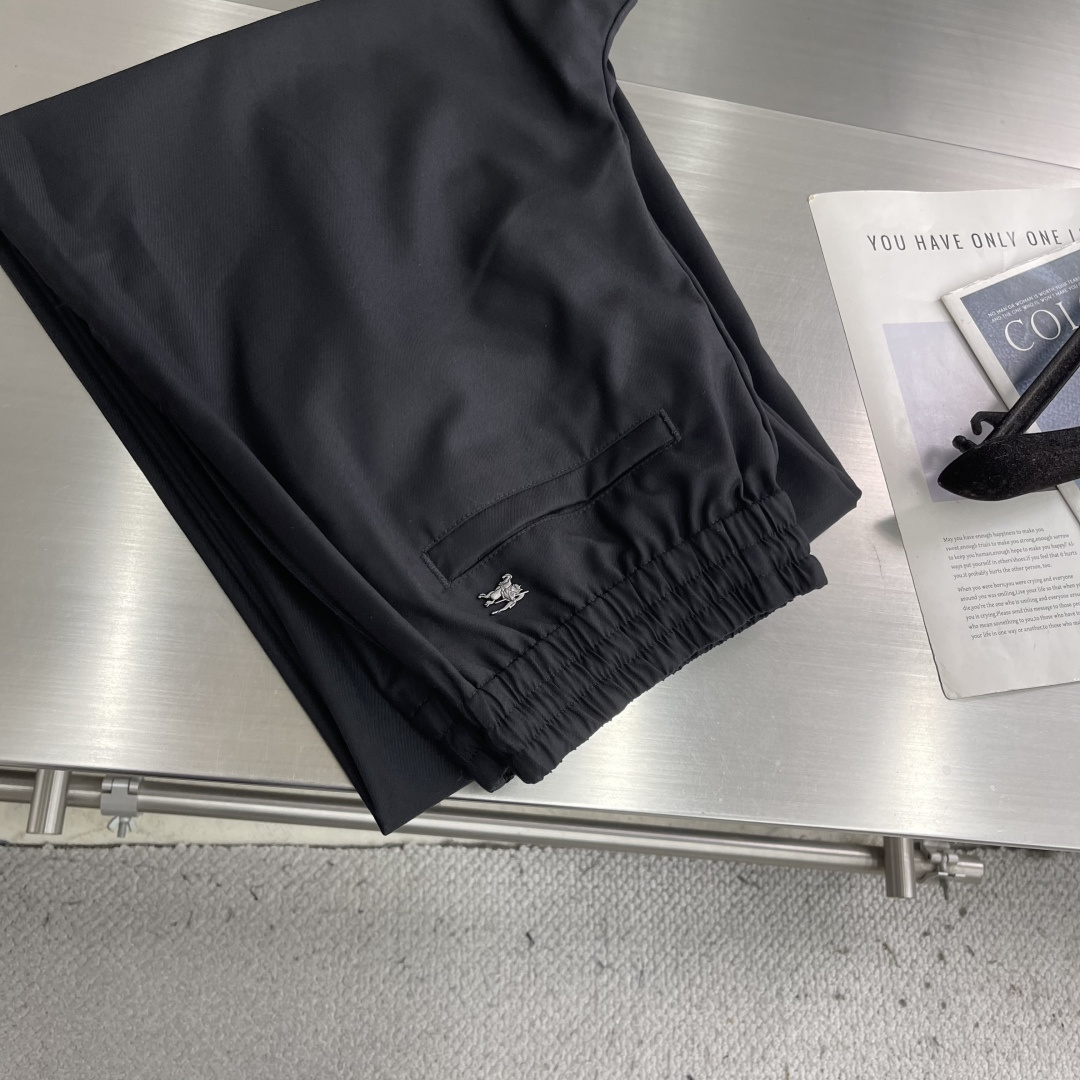 NO:957810,-BBR wool trousers with metallic logo are woven from selected wool blended fabrics. The natural wool fiber has a delicate matte texture, which is soft and smooth to the touch. It has an outstanding sense of drape and stiffness. It can easily hold up the loose straight trousers and is not easy to collapse and wrinkle after long-term wear. The fabric is breathable and temperature-locking, adaptable to all seasons, taking into account the neat texture and wearing comfort. It has been pre-shrunk and washed to prevent shrinkage and deformation after repeated washing.  1. The entire waistband adopts dense tortoise and elastic technology, and multiple parallel stitching lines firmly fix the high-elastic elastic band, and the elasticity is evenly distributed without tightening the waist and abdomen; with a customized drawstring of the same color, and a metal seal engraved with the letter logo on the rope head, the waistline can be freely adjusted to suit various body shapes. 2. The metal war horse logo decorated above the back patch pocket is made by a three-dimensional die-casting process, with a delicate luster, a three-dimensional and full shape, and smooth edges, giving it a high-end texture.  3. When sewing the stress-bearing points of the pocket using professional bartack reinforcement technology, the dense routing of the sewing machine is repeatedly stitched around to form a tight and wear-resistant reinforced node, which firmly locks the fabric at the corners of the bag mouth, disperses the tensile stress, and prevents cracking and cracking of the bag mouth.  Problems such as loose seams and fabric deformation and valgus. The stitch length is even and compact, and the routing is smooth and conforms to the fabric texture. After long-term repeated use and washing, the bag opening is still stable and regular, and the solid and detailed workmanship improves practical protection and the texture of ready-made garments. Size: SMLXL size pants long sitting waist 46105 106 78 48106 11082 50107 11486  52108 11890,,19860909-BBR 饰金属徽标羊毛长裤 甄选羊毛混纺面料织就,天然羊毛纤维自带细腻哑光肌理,触感软糯顺滑,兼具出众垂坠感与挺括度,轻松撑起宽松直筒裤型,久穿不易软塌起皱.面料透气锁温,四季适配,兼顾利落质感与穿搭舒适感,经过预缩水洗处理,反复洗涤不易缩水变形. 1、整幅腰头采用密拷打揽松紧工艺,多道平行车线牢牢固定高弹橡筋,弹力分布均匀不勒腰腹；搭配同色系定制抽绳,绳头镌刻字母标识金属封咀,自由调节腰围适配各类身形. 2、后贴袋上方饰以的金属战马徽标采用立体压铸工艺打造,光泽细腻,造型立体饱满,边缘经打磨光滑,呈现高级质感. 3、口袋受力点位采用专业套结加固工艺缝制时缝纫机密集走线反复环绕缝合,形成紧实耐磨的加固结点,牢牢锁死袋口边角布料,分散拉扯应力,杜绝袋口开裂、 缝线松脱、布料变形外翻等问题.针距均匀紧凑,走线平整贴合面料肌理,长期反复使用与水洗后,袋口依旧稳固规整,扎实的细微做工,让实用防护与成衣质感提升. 码数:SMLXL 尺码裤长坐围腰围 46105 106 78  48106 11082 50107 11486  52108 11890,,,Men's clothing