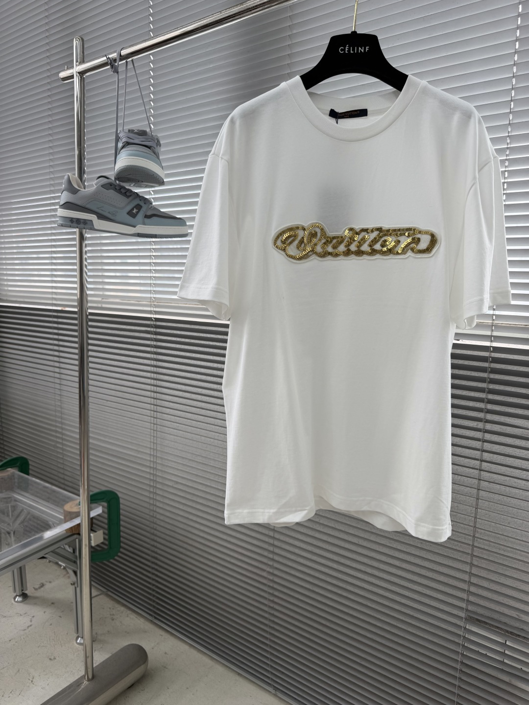 NO:955117,-Donkey Brand SS26 Spring and Summer Series Cotton Round Neck Embroidered Vuitton Decorated Signature Logo Pullover Sequin T-shirt Unisex Size S.M.L.  vuitton,tees,t-shirt,19860909-驴牌SS26 春夏系列 棉质圆领刺绣Vuitton装饰签名标识套头亮片 T恤 男女同款 码数S.M.L.XL.XXL 尺码衣长肩宽胸围 S 74 50 112  M 75 51116 L 76 52 120  XL 77 53 124 XXL 78 54 128,,louis vuitton,tees，t-shirt,,Men's clothing