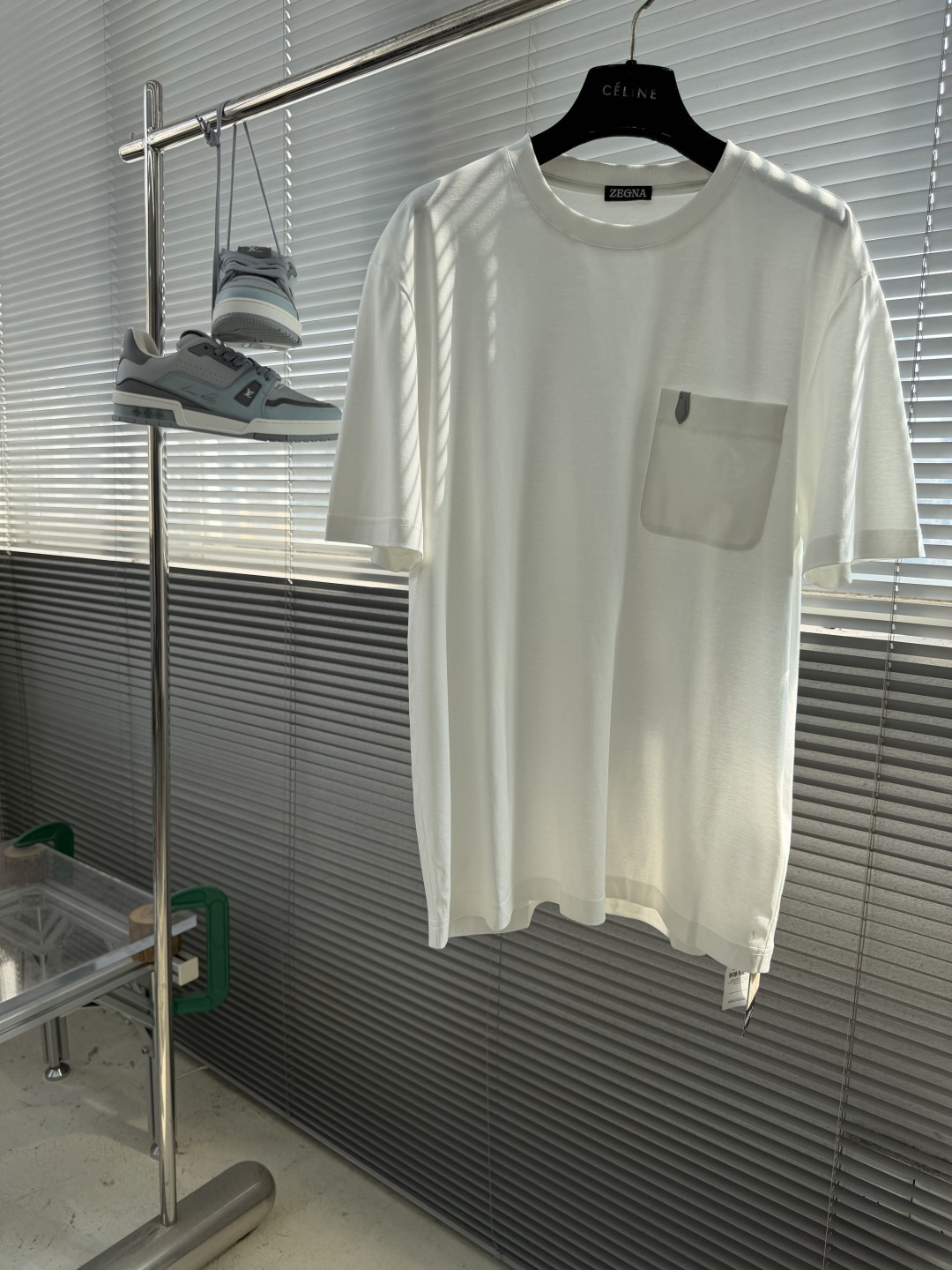NO:957781,-Z Zegn's new round neck short sleeves. Mulberry silk cool mercerized double-sided fabric, with a golden ratio of 66.9 long-staple cotton + 29.4 Lenzing Modal + 3.7 mulberry silk. It is a high-end T-shirt fabric that can truly give you a 'silk-level experience'.  With the blessing of mercerization technology and professional mercerization dyeing and finishing treatment, the cloth surface has a soft silk luster, which is delicate and smooth to the touch, bidding farewell to the roughness of ordinary cotton T-shirts. The upper body comes with a high-end soft light filter. Mulberry silk and modal buffs are superimposed. Mulberry silk has natural cooling and antibacterial skin-nourishing properties. Combined with modal's soft and waxy drape,  It instantly cools down when applied to the skin, absorbs moisture and is breathable without sweating. It is refreshing and non-sticky when worn in summer. The mercerization process gives the fabric excellent wrinkle resistance and low shrinkage. It is not easy to deform and wrinkle after long-term wear. It is still stiff and stylish after machine washing, and it is super worry-free to take care of. The version adds details and highlights, rejecting the same basic style and using details to create a low profile!  Size M-3XL Size M L19860909-Z Zegn 新款圆领短袖.桑蚕丝凉感丝光双面面料,66.9长绒棉+29.4兰精莫代尔+3.7桑蚕丝黄金配比,是真正能穿出“丝绸级体验”的高端T恤面料. 丝光工艺加持,经过专业丝光染整处理,布面自带柔和丝绸光泽,触感细腻顺滑,告别普通棉T的粗糙感,上身自带高级柔光滤镜.桑蚕丝和莫代尔buff叠加,桑蚕丝自带天然凉感与抗菌养肤属性,搭配莫代尔的软糯垂坠感,贴肤瞬间降温,吸湿透气不闷汗,夏天穿也清爽不粘身.丝光工艺赋予面料优异的抗皱性与低缩率,久穿不易变形、不易起皱,机洗后依然挺括有型,打理超省心.版型增加了细节亮点,拒绝千篇一律的基础款,用细节打造低调！ 尺码M-3XL 尺码M L XL2XL3XL 胸围106 110 114 118 122 袖长23 23 2424 25 衣长 66 68707274 肩宽46 47 495051,,T-shirt,tees，t-shirt,gold,,Men's clothing