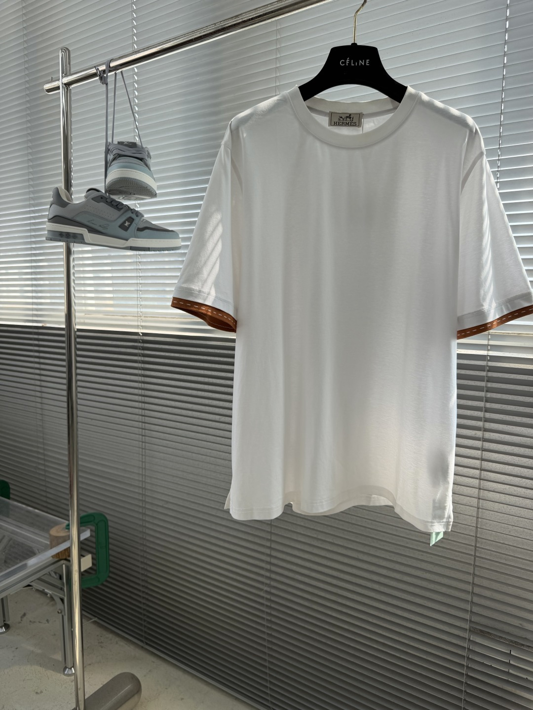NO:957796,-Hermr* 26 spring and summer new style, simple loose gray short-sleeved fabric composition: 65 cotton, 30 modal, 5 mulberry silk  The new ice-like mercerized mulberry silk T-shirt is made of a long-staple cotton fiber blend with an average length of 35MM. It solves the problem of easy fluffing and deformation after washing with ordinary cotton T-shirts from the source. It is made by adding mulberry silk blend inside. Mulberry silk is a natural protein fiber and is called a 'breathing fabric' with excellent quality.  The ground is light and thin, smooth and soft, feels soft and waxy, has good drape, the fabric texture is delicate, and has the gentle luster unique to silk. The upper body effect is good, and the ribbed neckline is customized, which has good elasticity and is not easy to deform; the cuffs are designed with contrasting dotted lines, which show highlights in simple clothes, making the upper body of the clothes look simple but not simple.  Size M-3XL. Size Bust Shoulder Width Sleeve Length M67 55 46.625.5 L69 57 47.8 26 XL71 59 49 26.5 XXL73 6150.2 2719860909-Hermr* 26春夏新款 简约宽松灰色短袖 面料成份:65棉30莫代尔5桑蚕丝 新款冰感丝光桑蚕丝T,面料整体采用平均长度35MM的长绒棉纤维混纺,从源头解决了我们普通棉T洗涤后易起毛走样的问题,内里添加桑蚕丝混纺而制,桑蚕丝为天然蛋白纤维,被称为“会呼吸的面料”,质地轻薄,光滑柔软,手感软糯,垂感好,布面肌理细腻,自带真丝特有的温柔光泽,上身效果好,定制了罗纹领口,弹力好不易变形；袖口做撞色虚线设计,在简单衣服展现了亮点,让衣服上身看起来简约而不简单 尺码M-3XL. 尺码衣长胸围肩宽袖长 M67 55 46.625.5 L69 57 47.8 26 XL71 59 49 26.5 XXL73 6150.2 27 XXXL75 6351.4 27.5,,hermes,T-shirt,real silk,,Men's clothing