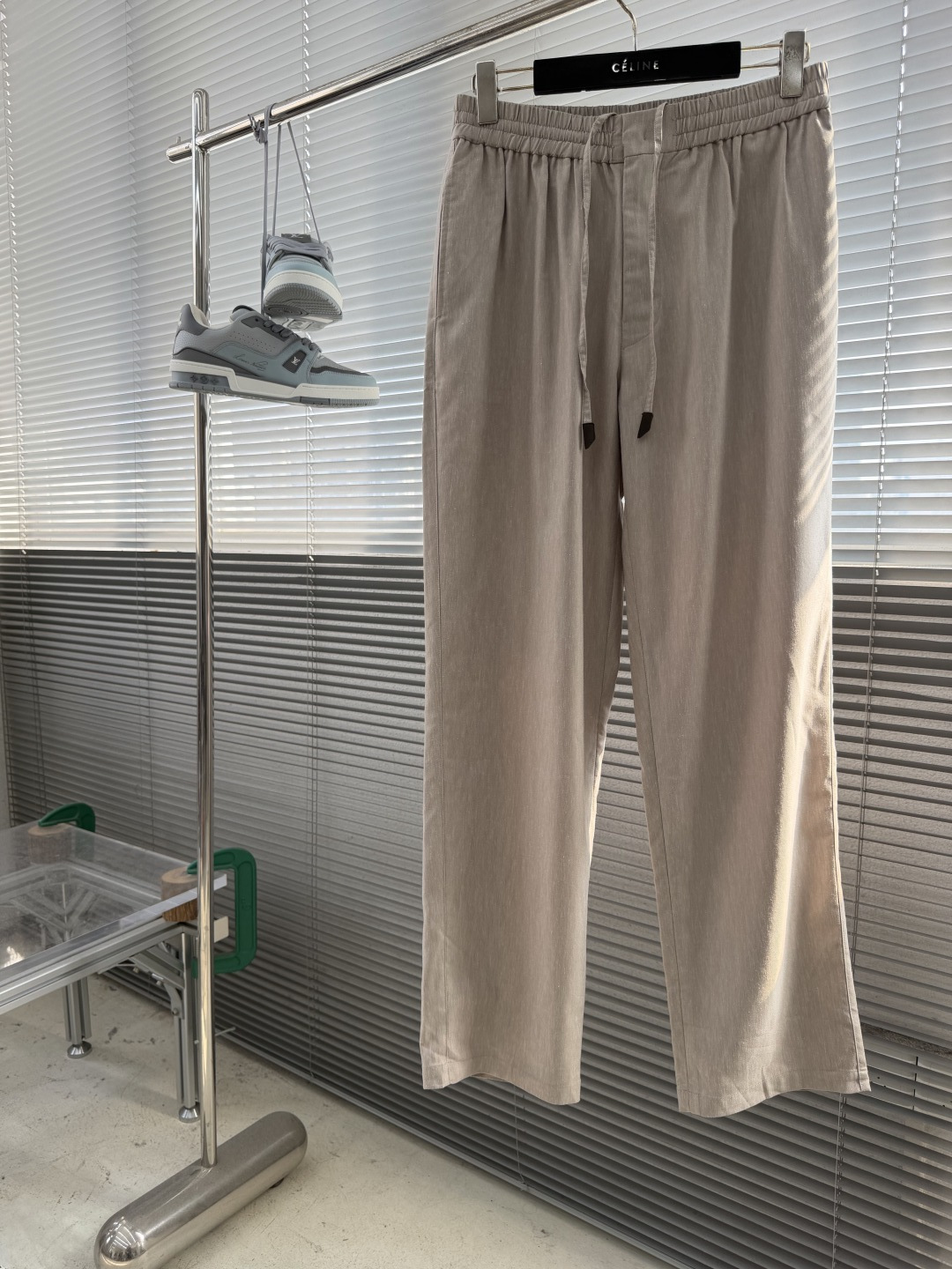 NO:957803,-Loro Piana's new simple style elastic casual trousers. Fabric composition: 68.9 polyester fiber, 27.5 linen, 3.6 spandex, Chimayu silk striped linen blended straight trousers, twill fabric, golden ratio, elastic yarn with a cool feeling in the weft direction. When you first put it on, it is like having an ice film on your body. It is breathable and does not make you sweaty, and it will not make you feel sticky even if you sit for a long time. What's even more amazing is its rain stripe texture!  Made through a special overflow dyeing process, the fabric has an irregular luster like a spring rain. It will show subtle changes in light and shade under different lights. It has a more advanced texture than ordinary solid-color trousers, and is low-key and not dull. The small details will understand your 'effortless and comfortable' tailoring, say goodbye to waist-stretching, crotch sticking, and a sense of restraint!  Fully elastic waist + short fly design with built-in high-elastic elastic band, evenly pleated waistband, fixed with a single button, easy to put on and take off without a zipper, and no sense of restraint even after eating. It is very friendly to all waist types. The trouser line is neat and smooth, falling just above the ankle, exposing the upper, quietly modifying the shape of the legs, whether it is pear-shaped legs, waistband hemming with no exposed seams, side seams/inseam fully hemmed, and double-line seams on the trouser legs. Size M-3XL  Size M LXL 2XL3XL Waist 76 80848892 Pants length 101 105 107107,,loro piana,gold,19860909-Loro Piana 新款简约风松紧休闲长裤 面料成份:68.9聚酯纤维27.5亚麻3.6氨纶 知麻雨丝条亚麻混纺直筒西裤,斜纹面料,黄金配比,纬向自带接触凉感的弹力纱线,刚穿上身就像贴了层冰膜,透气不闷汗,久坐也不会闷出黏腻感.更绝的是它的雨丝条肌理！经特殊溢流染色工艺打造,布面自带像春雨落过的不规则光泽,不同光线下会呈现微妙的明暗变化,比普通纯色西裤多了几分高级质感,低调又不沉闷.小细节懂你的“不费力舒适”剪裁,告别勒腰、卡裆、束缚感！全松紧腰+短门襟设计内置高弹松紧带,腰头均匀打褶,搭配单颗纽扣固定,不用拉链也能轻松穿脱,吃饱饭也毫无束缚感,对各种腰型都超友好.裤线利落垂顺,刚好落在脚踝上方,露出鞋面,悄悄修饰腿型,不管是梨形腿、腰头包边无外露缝线、侧缝/内缝全平整包边、裤脚双道线 尺码M-3XL 尺码 M LXL 2XL3XL 腰围 76 80848892 裤长101 105 107107,,loro piana,gold,,Men's clothing