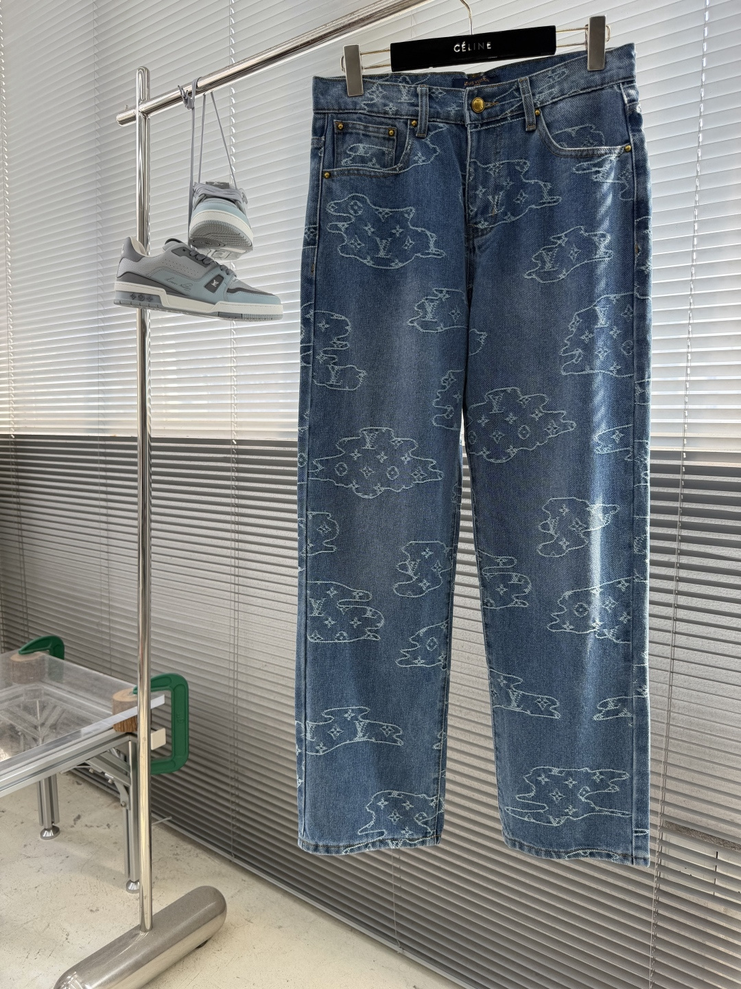 NO:957745,Trousers - Donkey brand co-branded cloud skateboard denim jacket long jeans suit. Fully printed with auspicious clouds and embellished with brand logo patterns, breaking the monotony of conventional denim, full of street feel, fully interpreting the spirit of freedom, adventure and rebellious skateboarding, highly recognizable. Sizes M-XXL m pants length 100 waist 79 L pants length 102 waist 83 XL pants length 104 waist 87 XXL pants length 106 waist 91,, louis  vuitton,jeans,jackets & coats,19860909长裤 -驴牌 联名款 云朵滑板牛仔外套长款牛仔裤套装.满印祥云加以品牌logo点缀图案,突破常规牛仔单调感,街头感拉满,全面诠释自由、冒险、叛逆的滑板精神,辨识度超高. 尺码M-XXL m裤长100 腰围79 L裤长102腰围83 XL裤长104腰围87 XXL裤长106腰围91,,louis vuitton,jeans,jackets & coats,,Men's clothing