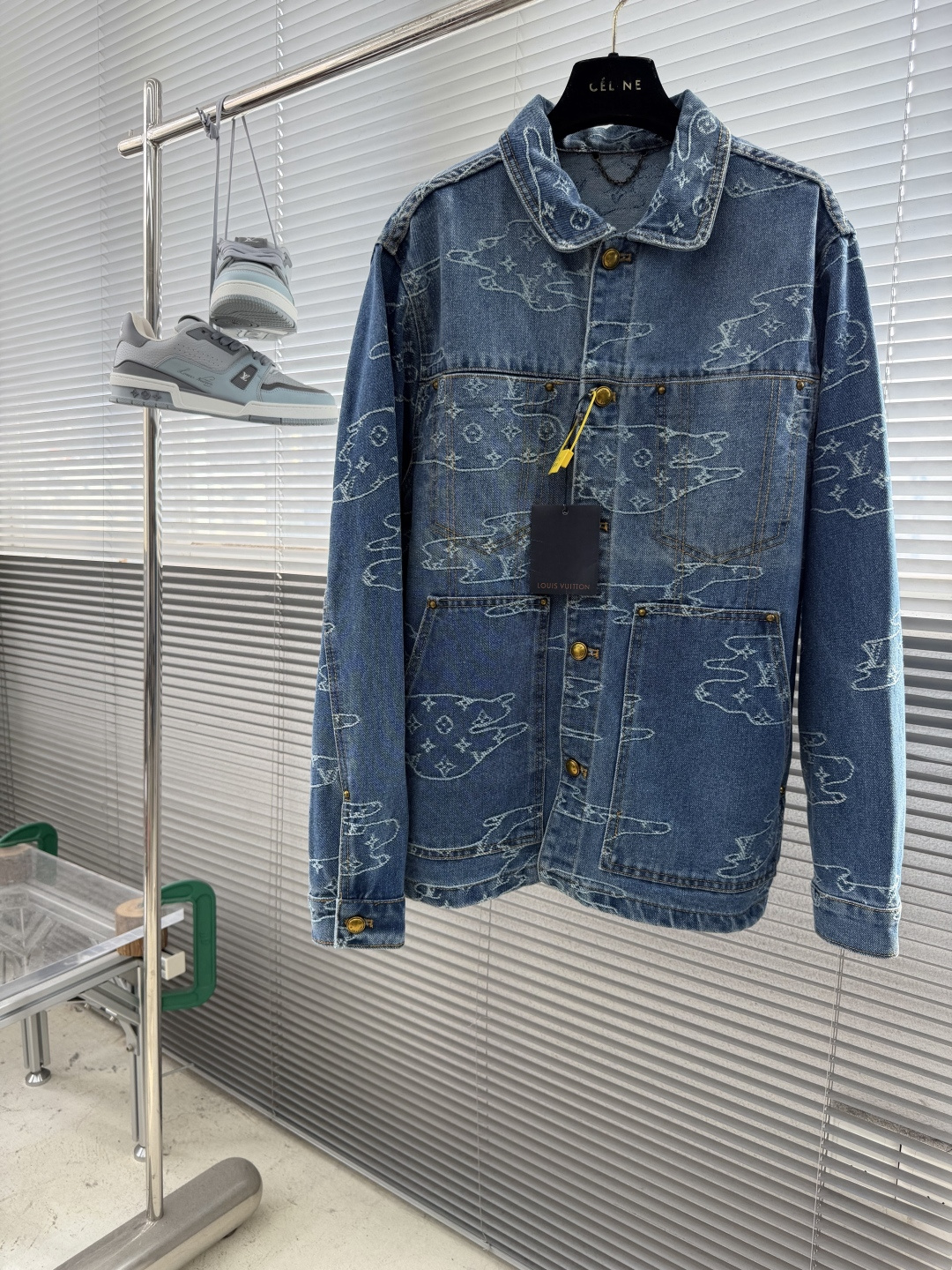 NO:957754,Top - Donkey Brand  Bust 116 50 Length 68 Shoulder Width 50 Bust 120 52 Length 70 Shoulder Width 51 Bust 124,,louis vuitton,jeans,jackets & coats,19860909上衣 -驴牌 x Nigo联名款FW纽扣开合满印设计牛仔外套牛仔裤.裤身添满品牌与文字等涂鸦式好1V x Nigo联名纽扣满印.高端复古时尚融合,满印图案低调奢华,棉质面料亲肤柔软适配多季节,阔腿版型休闲又奢潮. 尺码46-52 46衣长64 肩宽48 胸围112 48衣长66肩宽49 胸围116 50衣长68肩宽50 胸围120 52衣长70 肩宽51 胸围124,,louis vuitton,jeans,jackets & coats,,Men's clothing