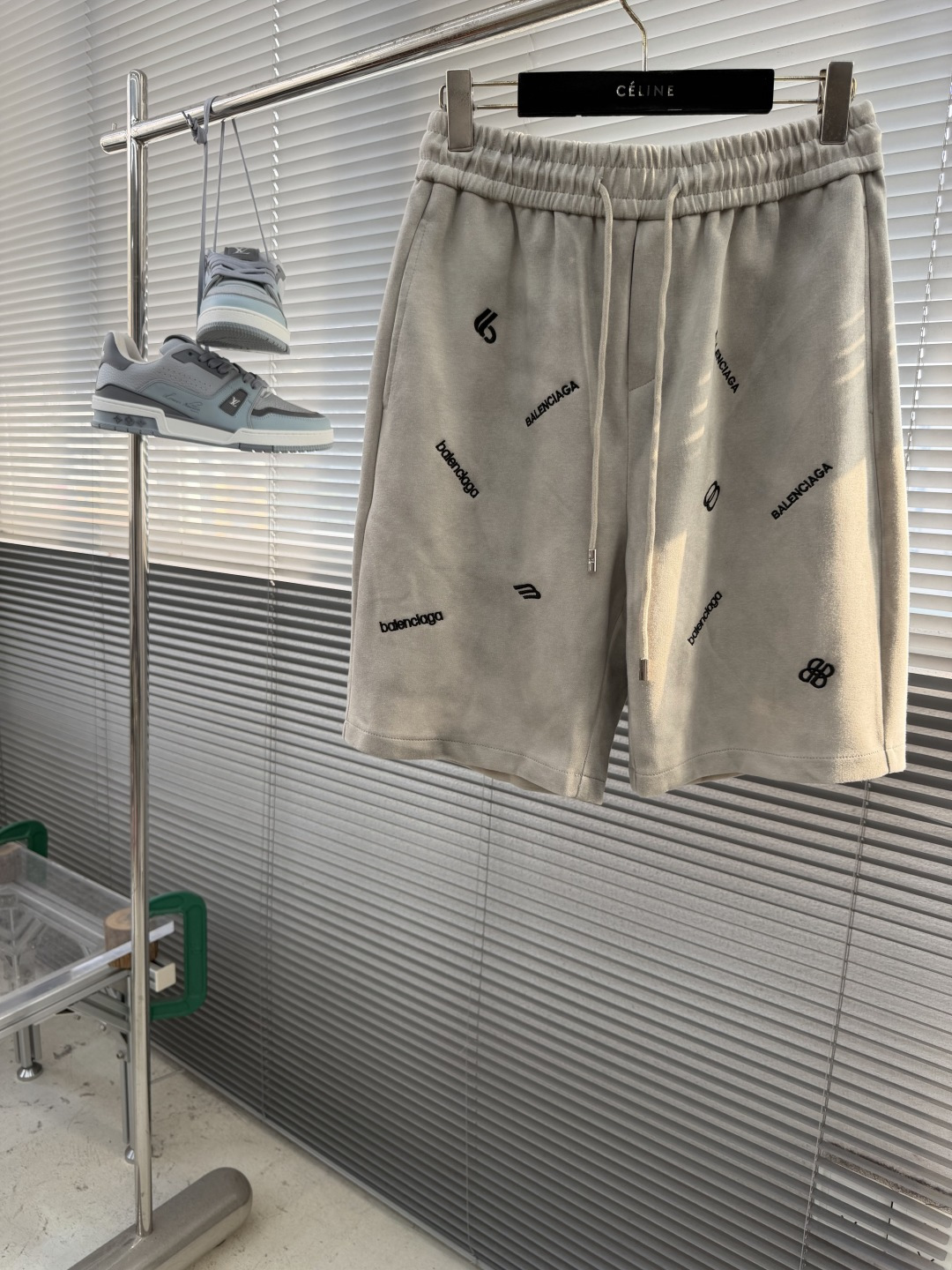 NO:957795,-Balenciag 2026 new 5.20 sticker printing, embroidered Paris small letter shorts. The cloth surface is clean. The cloth pattern is clear, soft and comfortable to the touch, and imported environmentally friendly materials are used. The letters are clear and the effect is three-dimensional. The version adopts a loose version. Sizes M-3XL,,balenciaga,shorts,19860909-Balenciag 2026新款 5.20贴纸印花,刺绣巴黎小字母短裤.布面干净.布纹清晰,手感柔软舒适,釆用进口环保材料.字母清晰,效果立体.版型釆用宽松版型. 尺码M-3XL,,balenciaga,shorts,,Men's clothing