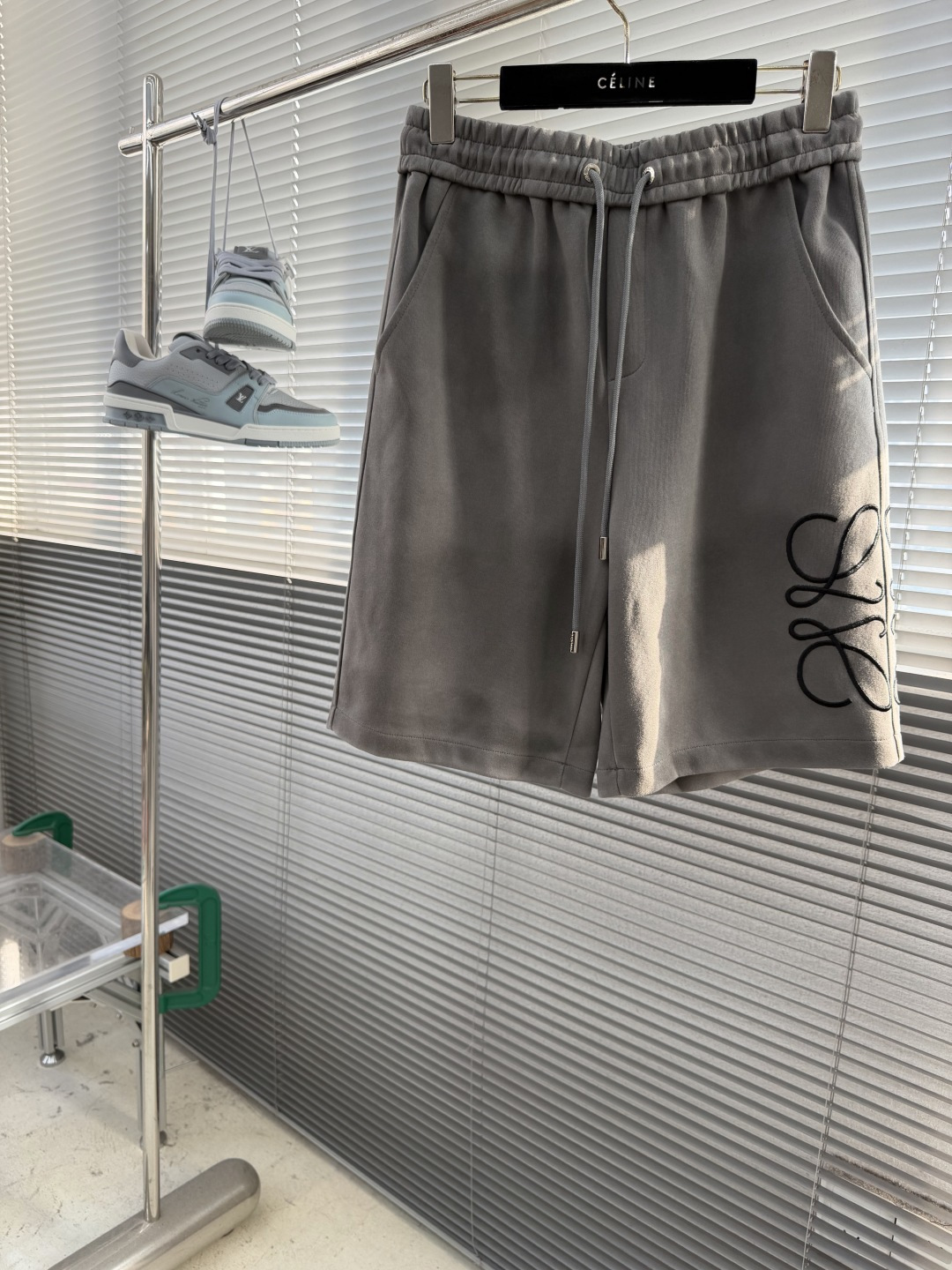NO:955163,-LOEW 2026SS spring and summer new product Anagram embroidered sports shorts are made of heavyweight terry fabric, which is soft and thick. The upper body is breathable and not sweaty. It is not easy to deform or become hard after long-term washing. It has a soft drape. The Anagram embroidery on the trouser legs is the finishing touch. The high-density three-dimensional embroidery process restores the brand logo to life, and the details are captured at a glance.  The elastic waistband is matched with a metal-tipped drawstring, which makes it easy to adjust the tightness and enhance the texture of the details; the straight and slightly wide version is super friendly to the figure, modifying the lines of the crotch and legs, regardless of height or body shape. You can choose black or gray, and the same style for men and women. You can hold it for daily outings, commuting, and light sports. Anyone who knows it will understand that this is the quality that light luxury shorts should have!  Size M-3XL,,loewe,shorts,19860909-LOEW 2026SS春夏新品Anagram刺绣运动短裤重磅毛圈面料软糯厚实,上身透气不闷汗,久洗也不易变形发硬,自带柔和垂坠感.裤腿处的Anagram刺绣是点睛之笔,高密立体绣工艺把品牌标识还原得栩栩如生,细节控一眼沦陷. 松紧腰头搭配金属头抽绳,方便调节松紧,提升细节质感；直筒微阔版型对身材超友好,修饰胯部和腿部线条,不挑身高不挑身形,黑/灰两色随便选,男女同款,日常出街、通勤、轻运动都能hold住,懂的人都懂,这才是轻奢短裤该有的质感！ 码数M-3XL,,loewe,shorts,,Men's clothing