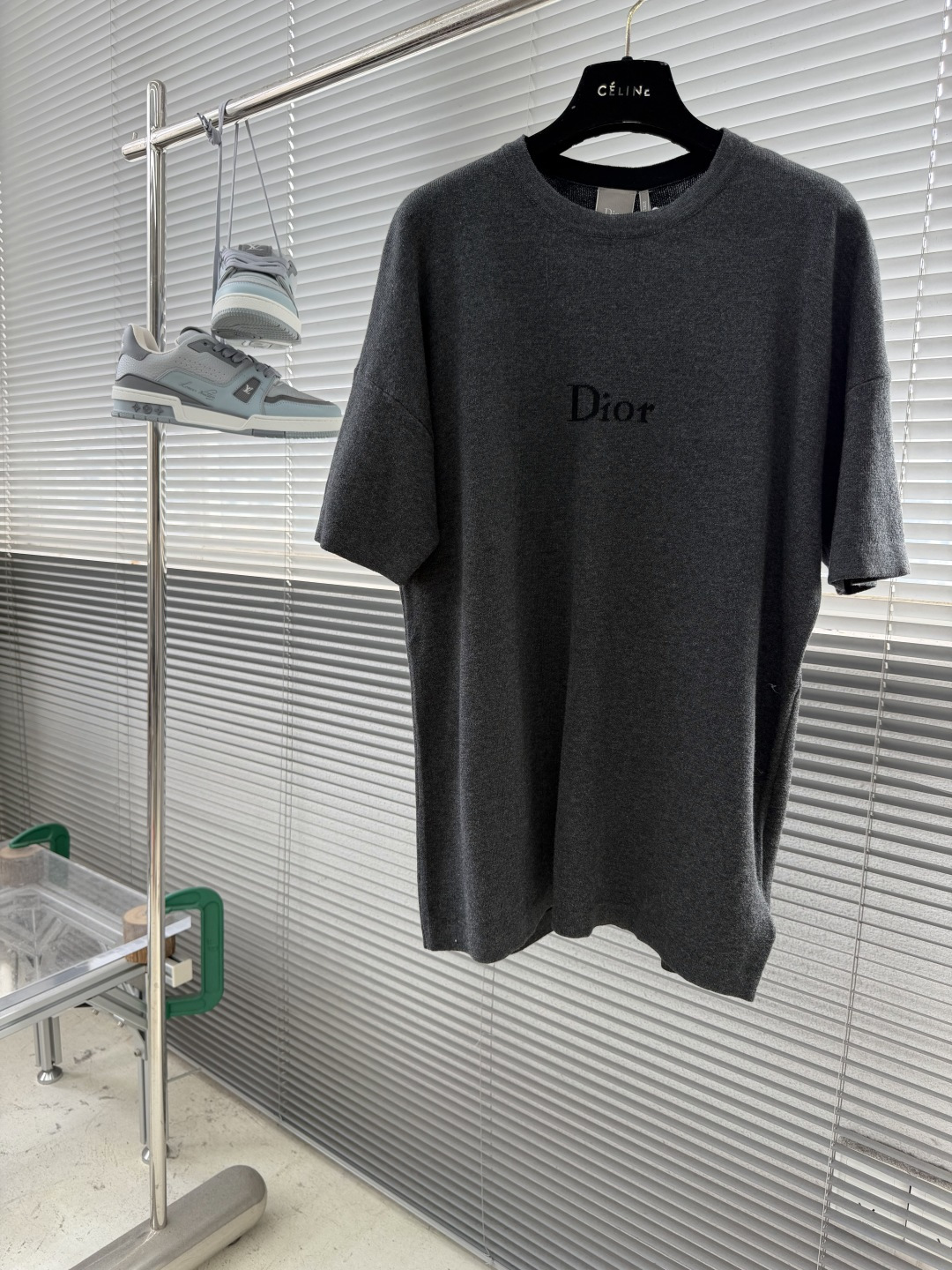 NO:955149,-Dio jacquard letter logo sweater is made of cotton yarn. The jacquard uses an imported 14-needle imported wool loom, and is embellished with the brand letter logo. Contrast color design style. Garment washing - fixed version - solid color - add hand feel.  This T-shirt highlights a simple and elegant silhouette. Crafted from gray cotton knitted fabric, it features a ribbed round neck and a white hollow Dior logo embroidery on the chest to enhance the style. Can be paired with tailoring trousers or sportswear. Size S M L XL Bust 110 114 118 122 Length 70717373  Shoulder width 60616263, dior, tees, t-shirt,19860909-Dio 提花字母标识针织衫 采用绵纱. 提花采用进口14针进口毛织机,以品牌字母logo做为点缀.撞色设计风格. 成衣洗水-固定版型-固色-添加手感. 这款T恤突显朴素优雅的廓形.采用灰色棉质针织面料精心制作,饰以罗纹圆领,胸前装点白色镂空Dior标志刺绣提升格调.可与精裁长裤或运动服饰搭配. 码数S M L XL 胸围 110 114 118 122 衣长70717373 肩宽60616263,,dior,tees，t-shirt,,Men's clothing
