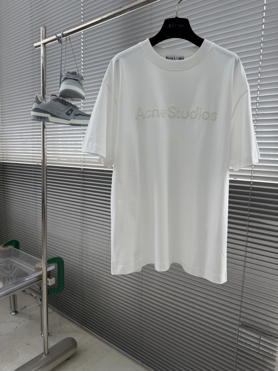 NO:957804,-Acne Studios classic letter T｜Nordic minimalist and relaxed feel. The brand's iconic three-dimensional laminated letters are low-key and high-end without being overly public. Heavy-weight high-count cotton fabrics have a solid feel and are not easily deformed after washing. Loose and slightly off-shoulder version, not tight, hiding body fat and making you look slimmer. Black and white, couple-friendly, suitable for commuting, shopping, and daily casual wear. Pair it with shorts and jeans to easily wear a Nordic simple accent. An evergreen wardrobe staple. Size S-XL Color black  white,,acne studios,dior,shorts,jeans,19860909-Acne Studios 经典字母T｜北欧极简松弛感 品牌标志性立体压胶字母,低调高级,没有过度张扬 重磅高支棉面料,手感扎实,洗后不易变形 宽松微落肩版型,不紧绷,藏肉显瘦 黑白双色,情侣友好,通勤、逛街、日常随性穿搭,随手搭短裤牛仔裤,轻松穿出北欧简约腔调,衣柜常青基础款. 尺码S-XL 颜色黑色 白色,,acne studios,dior,shorts,jeans,,Men's clothing