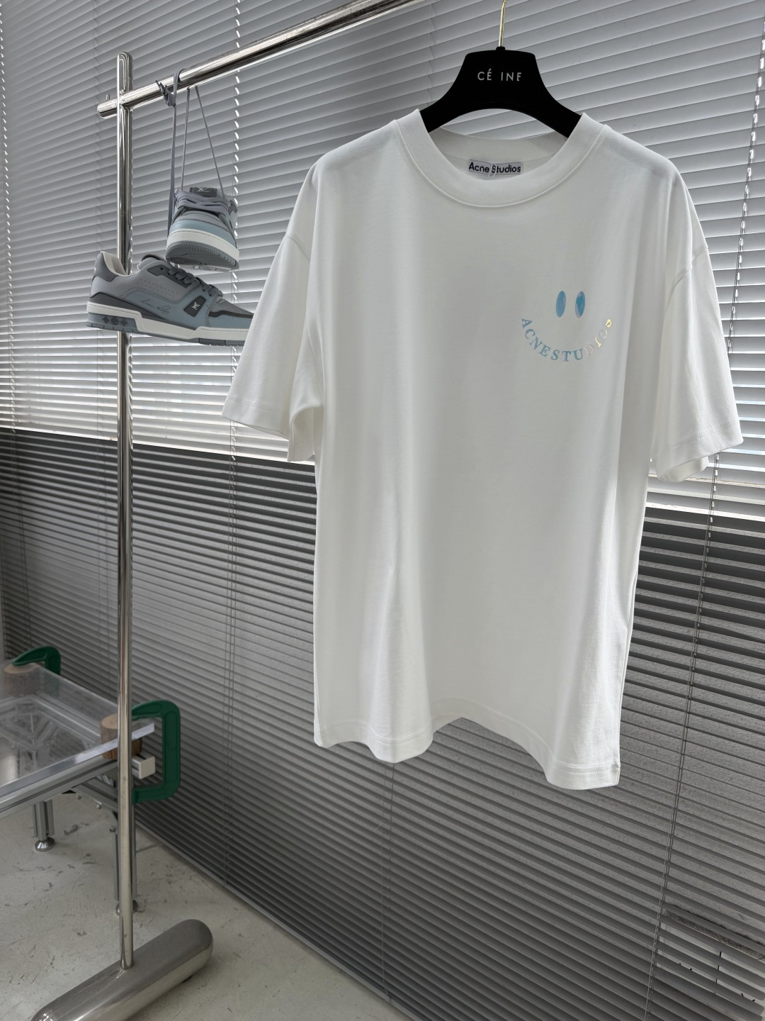 NO:957797,-Acne Studios Smiley Letter T-Shirt｜Summer Vitality Ceiling Gradient smiley face print is so eye-catching, simple and a little playful. Classic loose shoulder style, loose upper body, casual and not picky about the figure. Thick pure cotton fabric, soft and breathable, not easy to deform. Available in black and white, same style for men and women, looks great with couples. Wear jeans and shorts casually, easy to get the Nordic street atmosphere when going out every day, a must-have for summer wardrobe. Size S-XL Color Black  white,acne studios,dior,shorts,jeans,tees,t-shirt,19860909-Acne Studios 笑脸字母T恤｜夏日活力感天花板 渐变笑脸印花太吸睛,简约又带一点俏皮感 经典宽松落肩版型,上身松弛随性不挑身材 厚实纯棉面料,柔软透气,不易变形 黑白两色可选,男女同款,情侣搭超好看 牛仔裤、短裤随便一套,日常出门轻松拿捏北欧街头氛围感,夏日衣柜刚需款 尺码S-XL 颜色黑色 白色,,acne studios,dior,shorts,jeans,tees，t-shirt,,Men's clothing