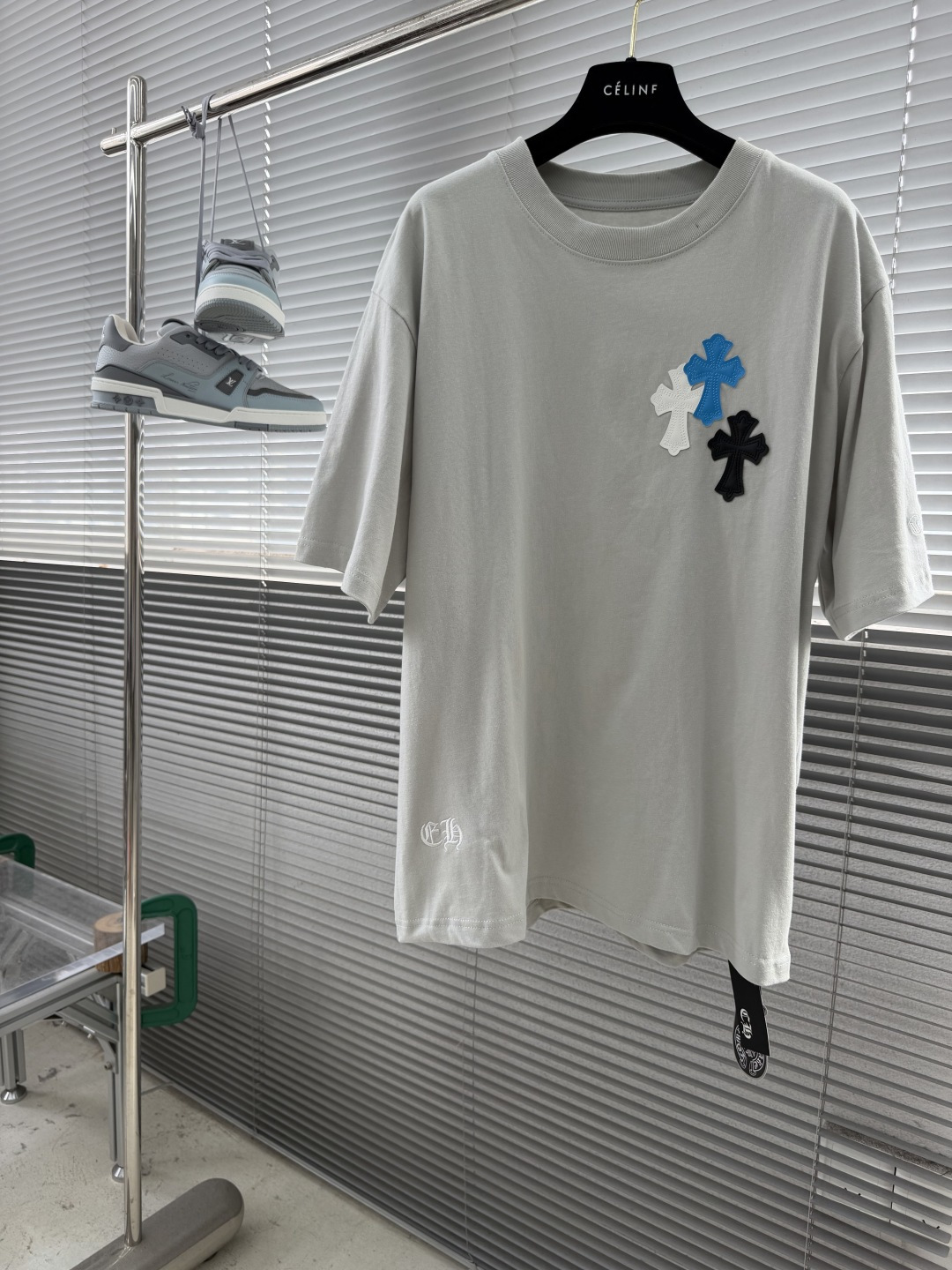 NO:957790,-CH Croix Heart Colorful Leather Label Cross Short Sleeves Classic cross leather patch, contrasting color design makes the recognition more immediate. Multi-color leather label splicing, full of details and workmanship, full of street coolness. Heavy and thick pure cotton fabric, the upper body is crisp and stylish. Loose off-shoulder version, not picky, easy to handle for boys and girls. The color is high-end and durable, can be worn casually with jeans and overalls. Trendy people just need it every day, and the atmosphere can be directly grasped. Size S-XL Color Black Gray  green,,chrome hearts,jeans,T-shirt,19860909-CH 克罗心 彩色皮标十字架短袖 经典十字架皮革贴布,撞色设计辨识度直接拉满 多色皮标拼接,细节做工满满,街头潮酷感十足 重磅厚实纯棉面料,上身挺括有型 宽松落肩版型,不挑身材,男生女生都好驾驭 配色高级耐看,随便搭牛仔裤工装裤,潮人日常刚需,氛围感直接拿捏 尺码S-XL 颜色黑色 灰色 绿色,,chrome hearts,jeans,T-shirt,,Men's clothing