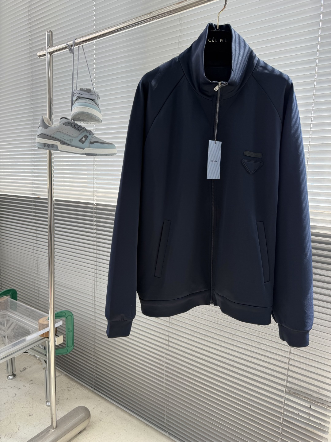 NO:957769,-PRAD Triangle Logo Jacket is a healthy fabric made of 80% natural cotton fiber as the main body, with a small amount of bamboo fiber and polyester fiber added. The cotton fiber provides natural breathability and comfort, while a small amount of polyester fiber and bamboo fiber are added to enhance its durability and wrinkle resistance. The surface feels smooth and has a certain degree of stretchability.  The addition of natural plant extracts can effectively inhibit the growth of bacteria and reduce odor. The high-count and high-density physical structure reduces the attachment of dust mites without affecting its ability to quickly wick away sweat and evaporate, maintaining comfort. The fabric is evenly humidified by steam, pressed with heated rollers and elastic rubber blankets, forcing the fibers to retract, and finally cooled by cold air to fix the shape. After treatment, the shrinkage rate is controlled within 3. Size: SMLXL size clothing length bust sleeve length S69126 79  M70130 80 L71134 81 XL72138 82,,prada,jackets & coats,19860909-PRAD 饰织物三角标夹克 以80天然棉纤维为主体,加入少量竹纤维与聚酯纤维等织造而成的健康布面料.棉纤维提供天然的透气性和舒适性,少量聚酯纤维和竹纤维的加入强化其耐用性和抗皱性,表面手感光滑且具有一定的伸缩性. 天然植物提取物的添加,有效抑制细菌滋生,减少异味.高支高密的物理结构减少尘螨附着且不影响其能快速排汗蒸发,保持舒适度. 面料经蒸汽均匀加湿,用加热后的辊筒与弹性橡胶毯挤压,迫使纤维回缩,最后通过冷风降温固定形态.经过处理之后将缩水率控制在3以内. 码数:SMLXL 尺码衣长胸围袖长 S69126 79  M70130 80 L71134 81  XL72138 82,,prada,jackets & coats,,Men's clothing