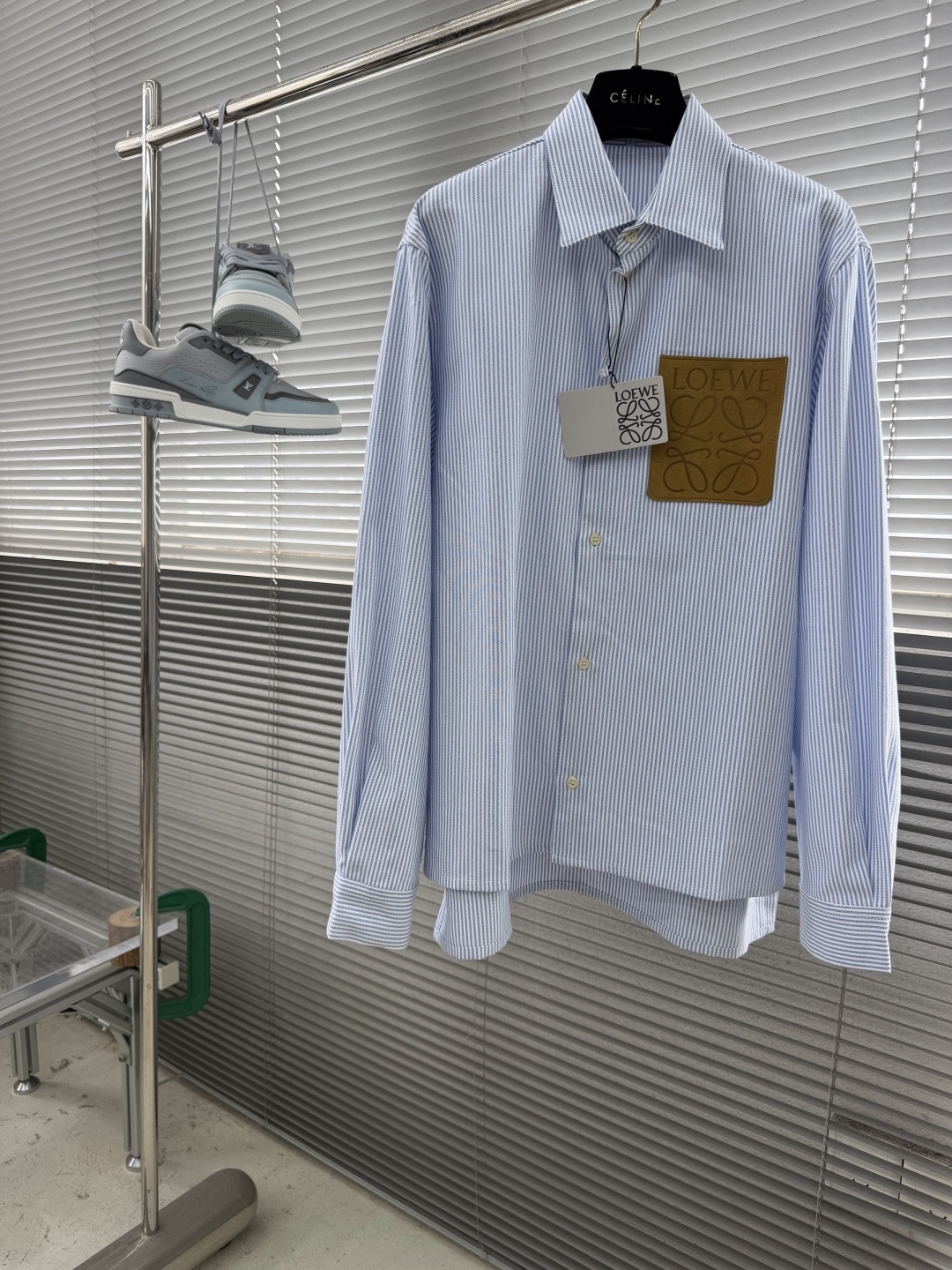NO:957762,-Loew leather brand striped shirt. The shipping speed is slow due to customized fabrics and N times of adjustment of the leather chest pocket. It seems to be an extremely simple product, but in fact countless details have been restored. The placket, cuffs, and collar all require stripe alignment. During the production process, all the pieces need to be ironed one by one, because the stripes need to be aligned, so the construction period is lengthened. Shell buttons, custom-washed wheat, and main wheat are all customized separately. Same style for men and women. Size 36 38 40  Bra length and shoulder width 361147757 38118 7858 401227959,,loewe,shirts,19860909-Loew 皮牌条纹衬衫  因定制面料且N次调整胸口真皮口袋 导致出货速度不快 看似极其简单的产品 实则无数细节还原 门襟 袖口 领口 都需条纹对位 件裁 在生产过程中 所有裁片都需要一片一片烫,因为要对条纹 所以导致工期加长 贝壳扣与定制洗水麦、主麦、全部单独定做 男女同款 码数36 38 40  胸围衣长肩宽 361147757 38118  7858 401227959,,loewe,shirts,,Men's clothing