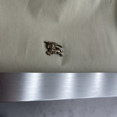 -BBR 双面穿饰徽标立领夹克 外层选用100%棉质面料,布面平整细腻,经过精细后整理处理,触感干爽柔和,具备良 -BBR 双面穿饰徽标立领夹克 外层选用100%棉质面料,布面平整细腻,经过精细后整理处理,触感干爽柔和,具备良