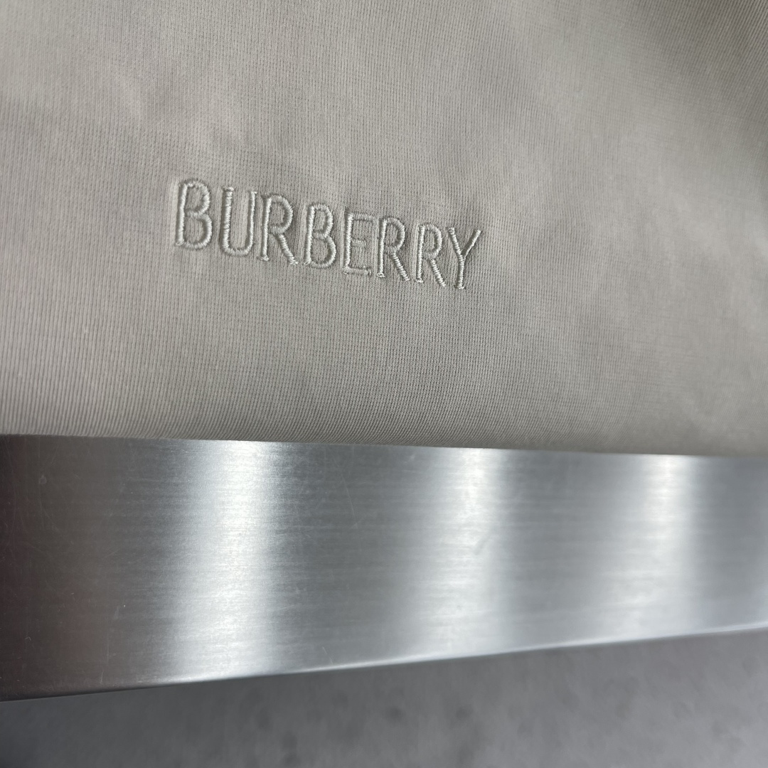 -BBR 双面穿饰徽标立领夹克 外层选用100%棉质面料,布面平整细腻,经过精细后整理处理,触感干爽柔和,具备良 -BBR 双面穿饰徽标立领夹克 外层选用100%棉质面料,布面平整细腻,经过精细后整理处理,触感干爽柔和,具备良