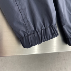 -BBR 双面穿饰徽标立领夹克 外层选用100%棉质面料,布面平整细腻,经过精细后整理处理,触感干爽柔和,具备良 -BBR 双面穿饰徽标立领夹克 外层选用100%棉质面料,布面平整细腻,经过精细后整理处理,触感干爽柔和,具备良