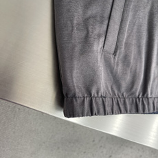 -BBR 双面穿饰徽标立领夹克 外层选用100%棉质面料,布面平整细腻,经过精细后整理处理,触感干爽柔和,具备良 -BBR 双面穿饰徽标立领夹克 外层选用100%棉质面料,布面平整细腻,经过精细后整理处理,触感干爽柔和,具备良