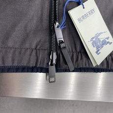 -BBR 双面穿饰徽标立领夹克 外层选用100%棉质面料,布面平整细腻,经过精细后整理处理,触感干爽柔和,具备良 -BBR 双面穿饰徽标立领夹克 外层选用100%棉质面料,布面平整细腻,经过精细后整理处理,触感干爽柔和,具备良