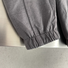 -BBR 双面穿饰徽标立领夹克 外层选用100%棉质面料,布面平整细腻,经过精细后整理处理,触感干爽柔和,具备良 -BBR 双面穿饰徽标立领夹克 外层选用100%棉质面料,布面平整细腻,经过精细后整理处理,触感干爽柔和,具备良