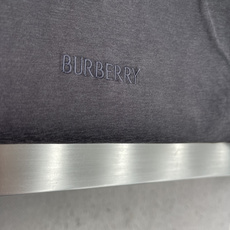-BBR 双面穿饰徽标立领夹克 外层选用100%棉质面料,布面平整细腻,经过精细后整理处理,触感干爽柔和,具备良 -BBR 双面穿饰徽标立领夹克 外层选用100%棉质面料,布面平整细腻,经过精细后整理处理,触感干爽柔和,具备良