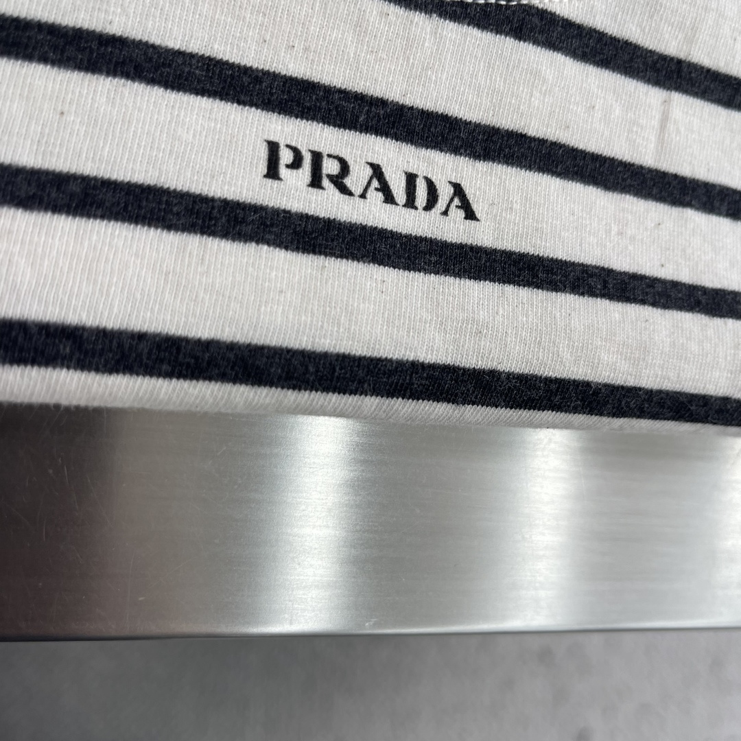 -PRAD 2026秋冬系列打底长袖T恤 码数:M-5XL 正常版型 采用的是纯棉面料,面料纹路平整清晰,手感挺括 -PRAD 2026秋冬系列打底长袖T恤 码数:M-5XL 正常版型 采用的是纯棉面料,面料纹路平整清晰,手感挺括