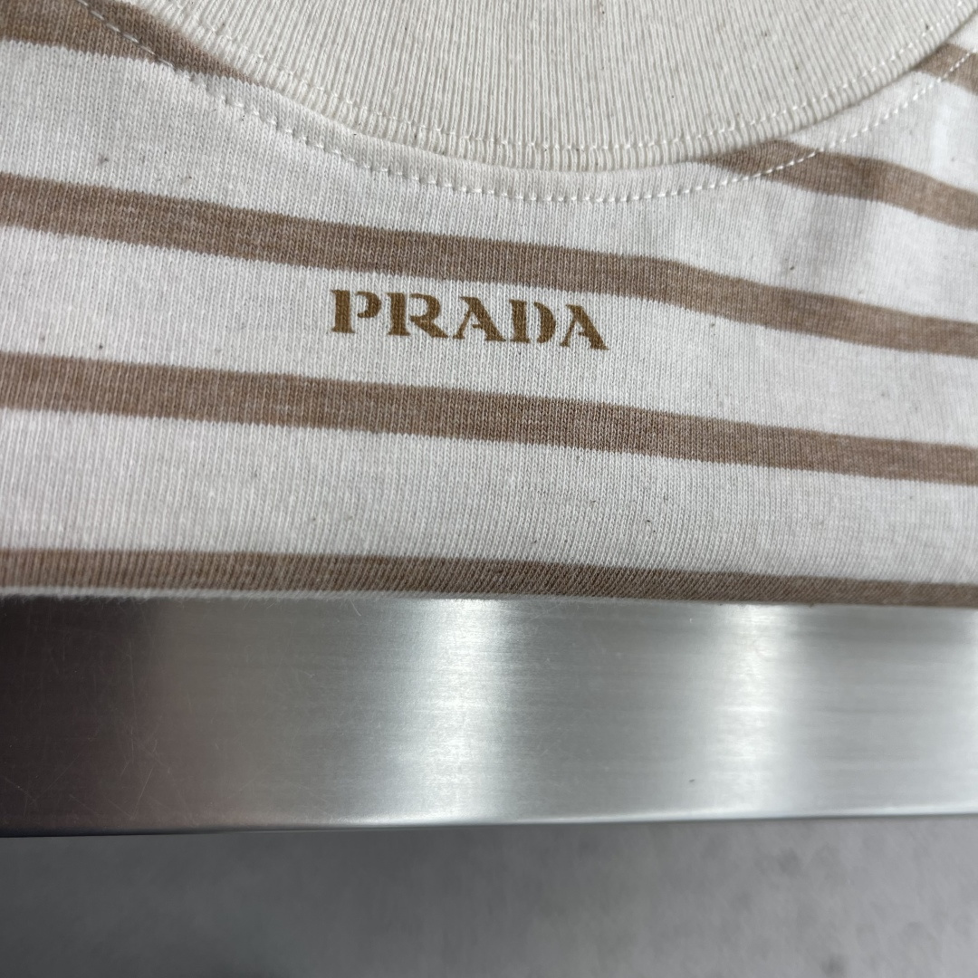 -PRAD 2026秋冬系列打底长袖T恤 码数:M-5XL 正常版型 采用的是纯棉面料,面料纹路平整清晰,手感挺括 -PRAD 2026秋冬系列打底长袖T恤 码数:M-5XL 正常版型 采用的是纯棉面料,面料纹路平整清晰,手感挺括